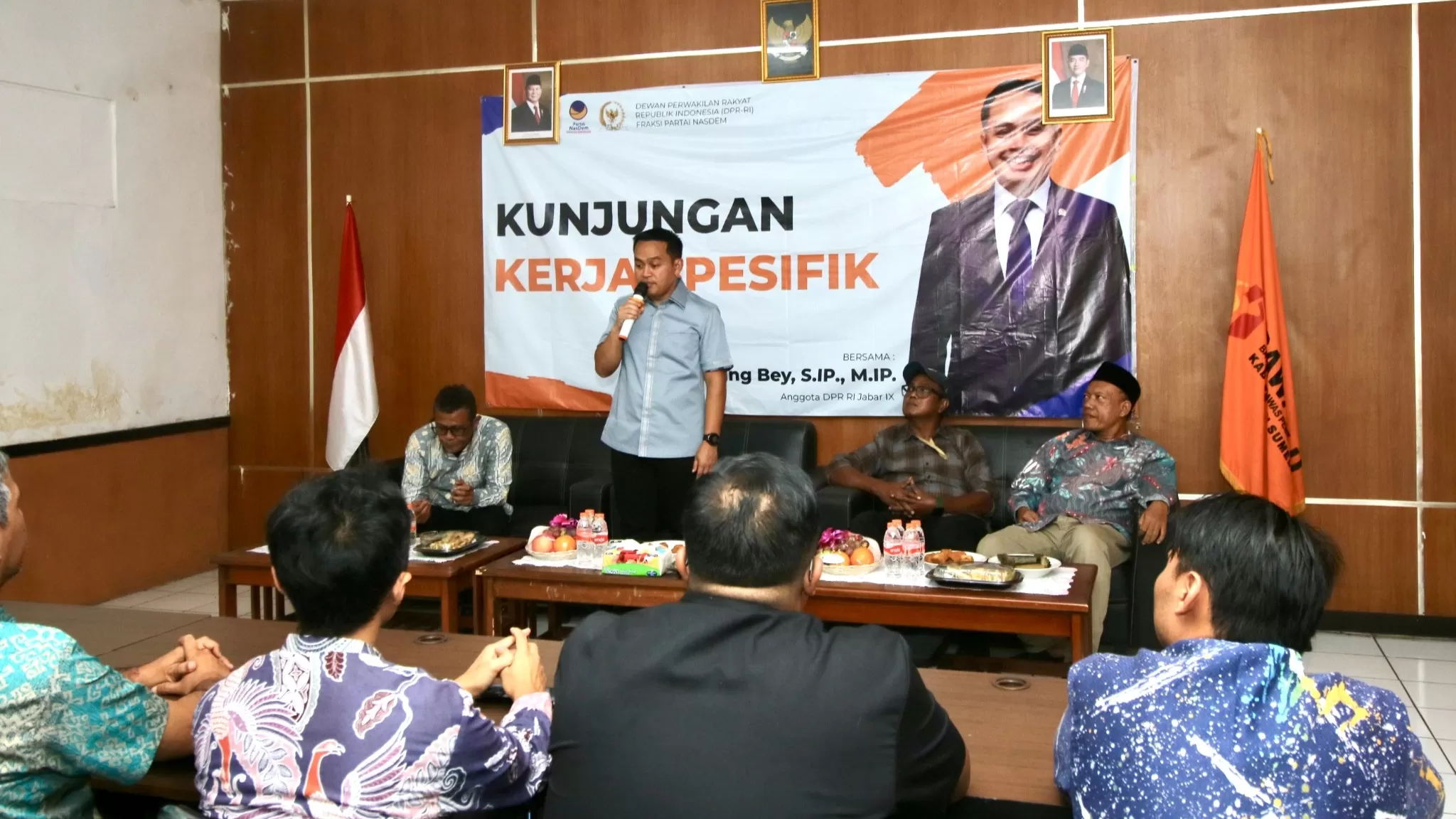 Anggota DPR RI Ujang Bey saat kunjungan spesifik ke Bawaslu Sumedang. (Foto : Istimewa)
