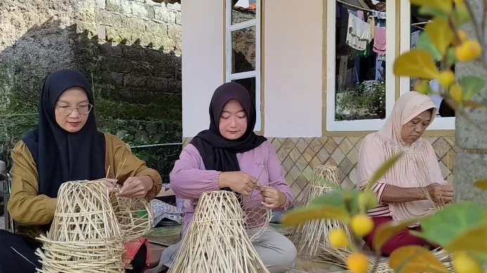 Potret para pengrajin sedang menganyam bongsang, Rabu (13/05) pagi. (foto: Dedis)