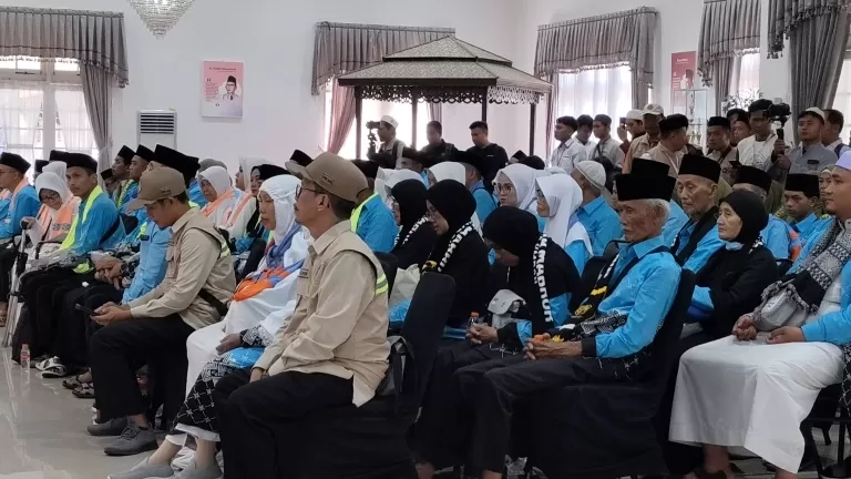 Para calon haji 2026 kloter 29 saat menerima pembekalan di gedung negara - Sumedang. (foto-dedis)