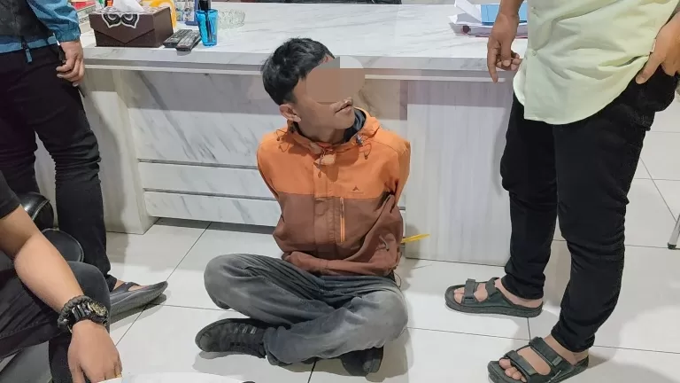 Pelaku dugaan kasus pencurian dengan kekerasan, MR (21) saat tiba dan digeledah di Mako Polres Sumedang, Jum'at malam. (foto : dedis)