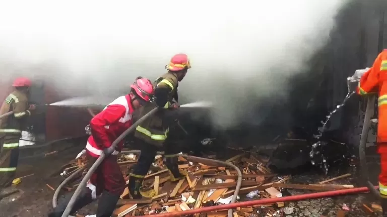 Tim gabungan sedang melakukan pemadaman api di pabrik tahu, pamulihan-sumedang. (foto: istimewa)