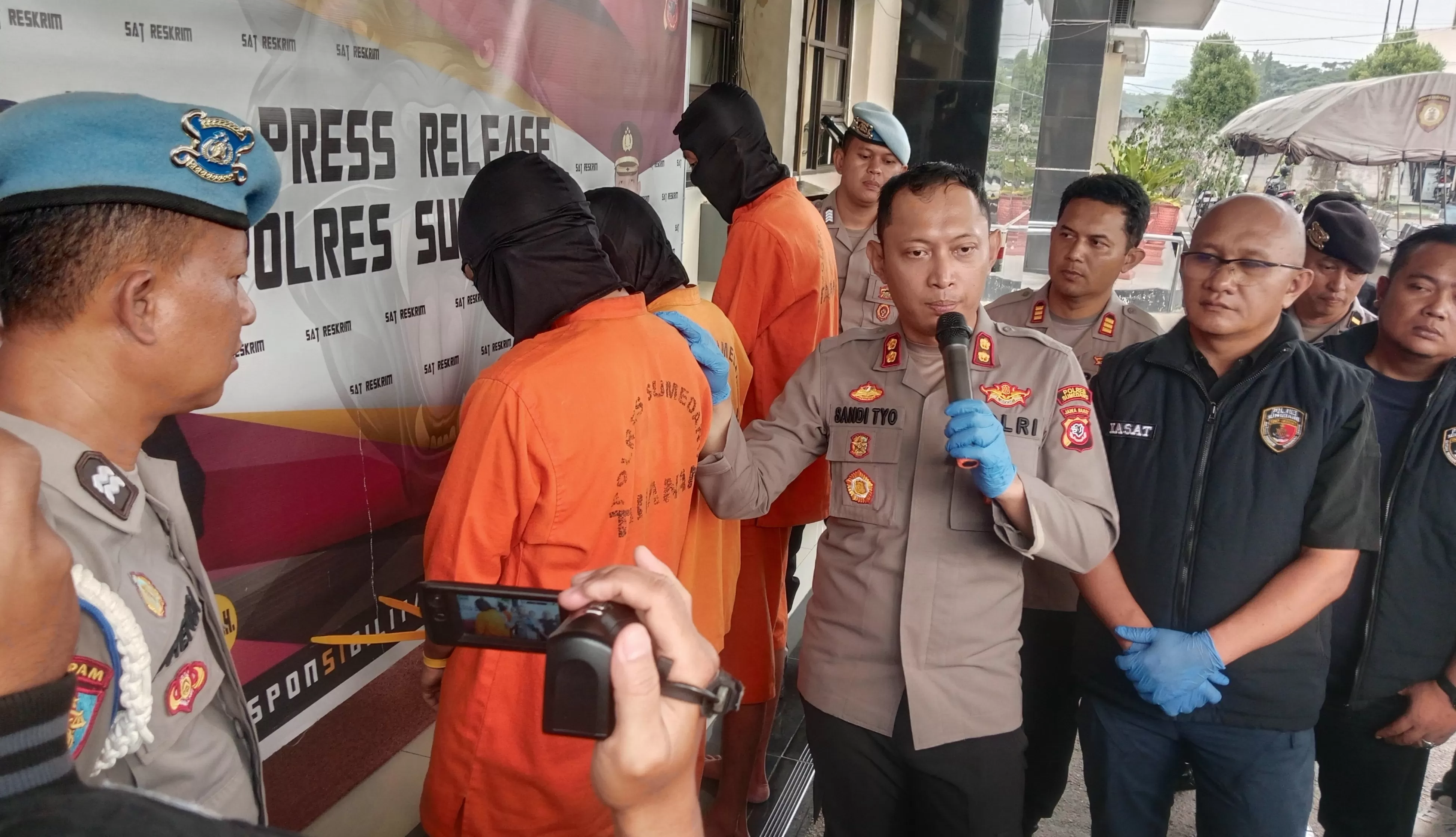 Kapolres Sumedang, AKBP Sandityo Mahardika, Didampingi Kasat Reskrim AKP Tanwin Nopiansah saat Pres Release Ungkap Kasus Penjambretan yang Sempat Melindas Mahasiswi Unpad (Foto : Istimewa) 