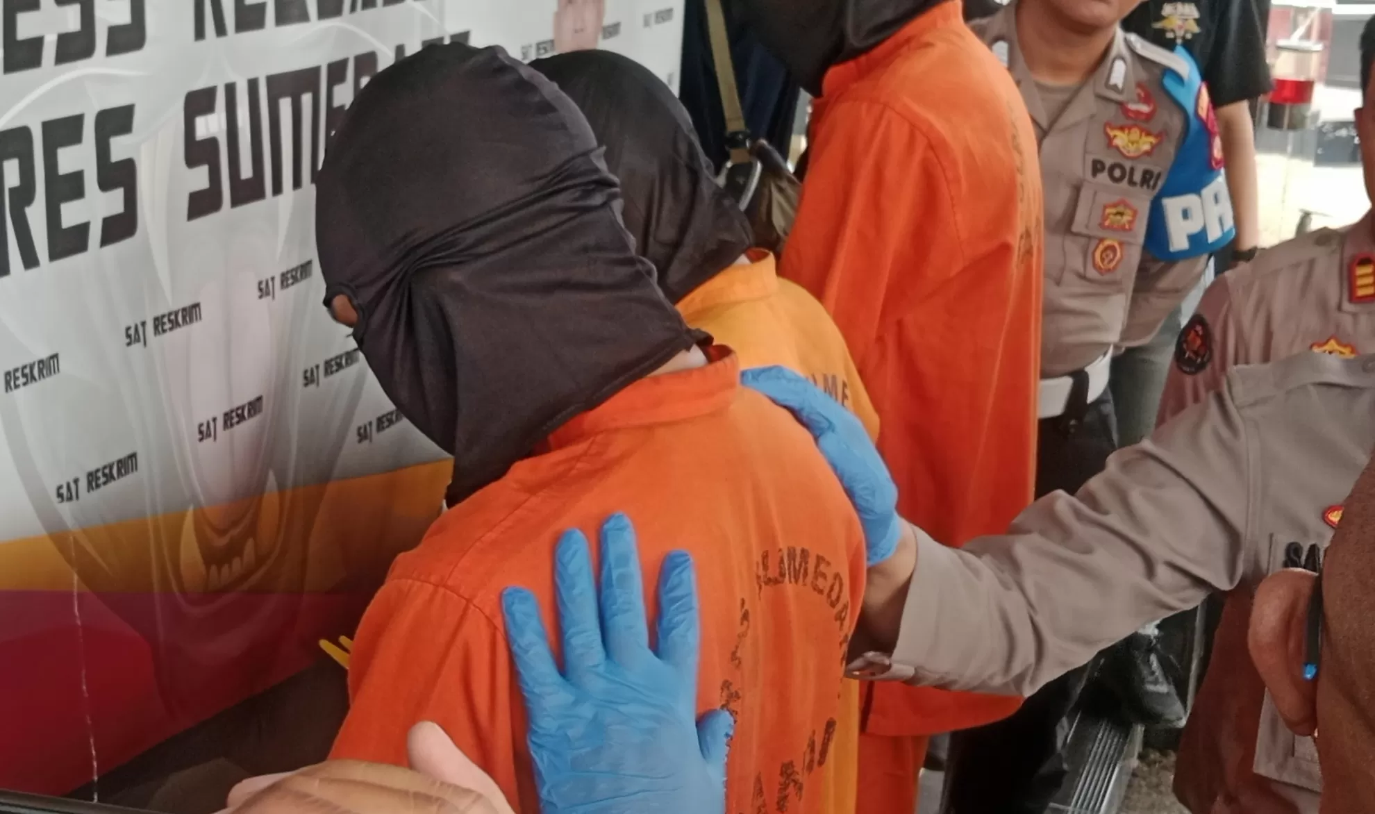 Berinisial MR, Pelaku Penjambretan yang Sempat Melindas Mahasiswi Unpad Mengungkapkan Perbuatannya saat Press Release di Halaman Mako Polres Sumedang (Foto : Istimewa) 