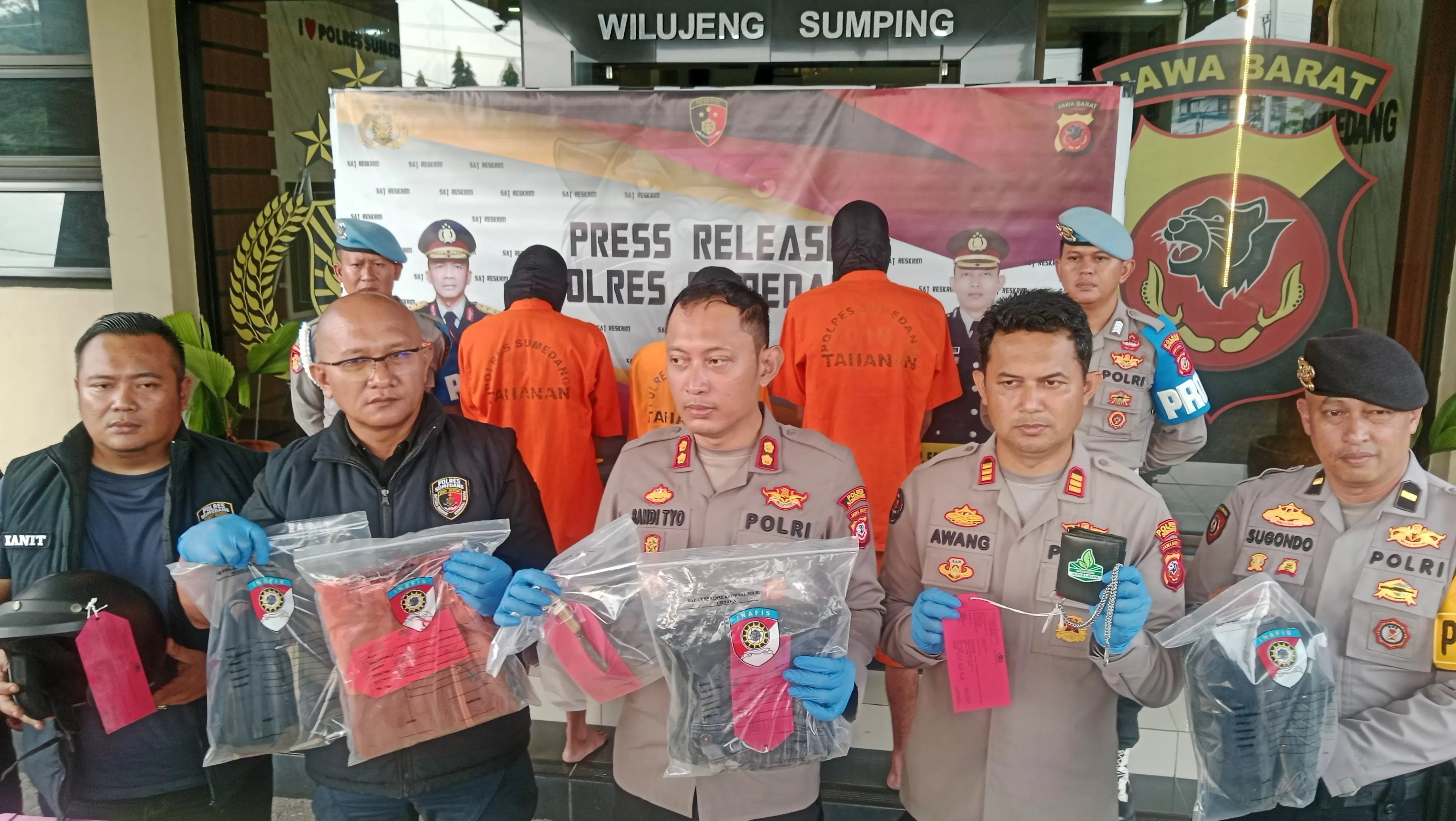 Polisi Tunjukan Barang Bukti Pelaku saat Press Release Ungkap Kasus Tindak Pidana di Wilayah Kecamatan Tanjungsari dan Jatinangor (Foto : Istimewa) 