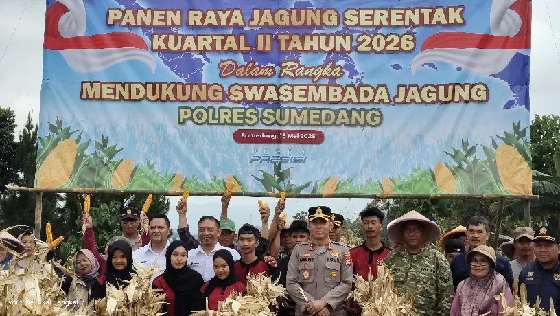 Potret panen raya jagung Polres Sumedang, di Kecamatan Sumedang Selatan, Sabtu (16/05). (foto: dedis)