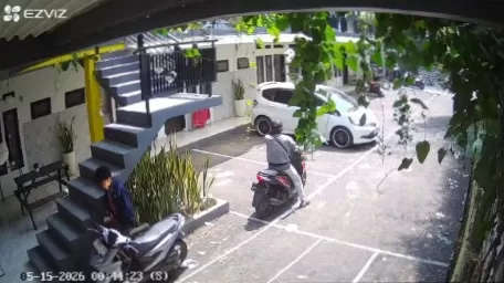 Tangkapan Layar Tampak Terekam CCTV Dua Orang yang Diduga Berkerjasama untuk Mencuri Motor Korban (Foto : Istimewa) 