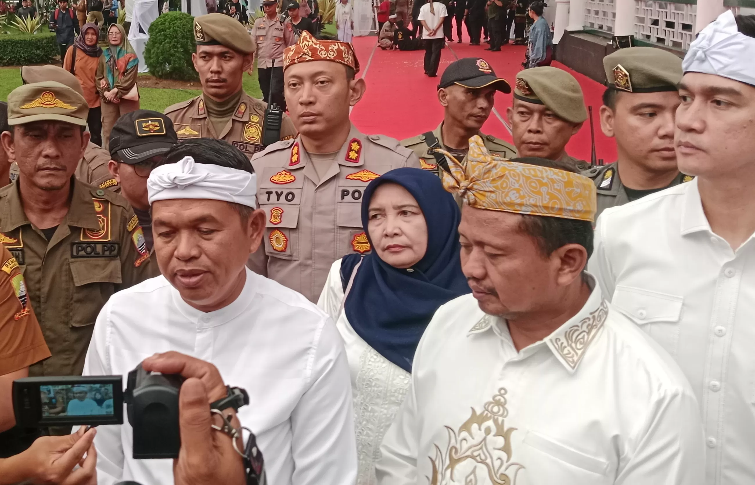 Gubernur Jawa Barat Dedi Mulyadi saat Diwawancarai Awak Media di Halaman Gedung Negara Kabupaten Sumedang, Didampingi Unsur Forkopimda Sumedang (Foto : Istimewa) 