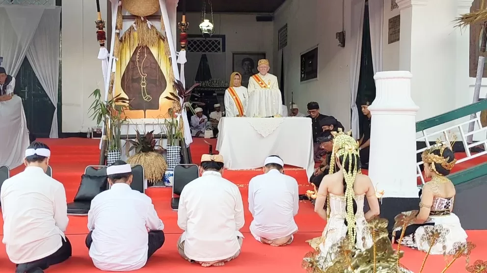 Potret disela penyerahan mahkota binokasih di halaman keraton Sumedang Larang, para pejabat pemerintahan berbusana putih-putih duduk di hadapan raja. (foto : dedis)