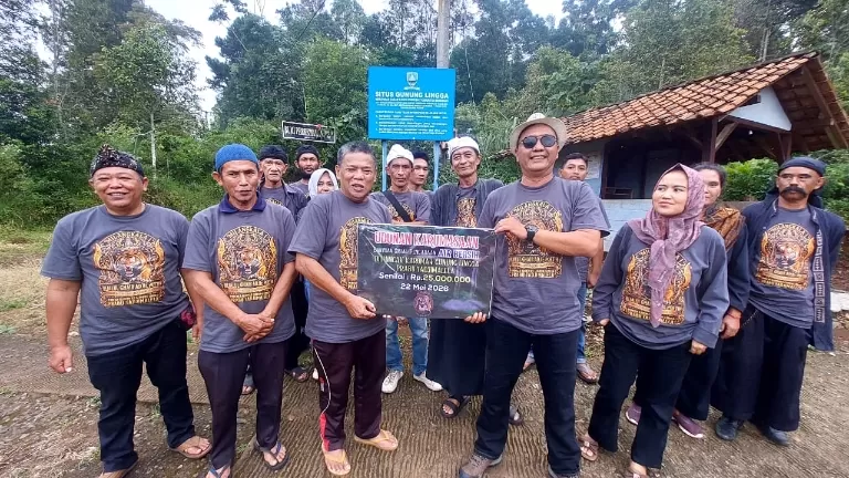 Momen penyerahan bantuan dari Rijalul Ghoib Adji Poetih kepada Kuncen Gunung Lingga, makam patilasan Prabu Tadjimalela, Jum'at (22/05) sore. (foto : Dedis)