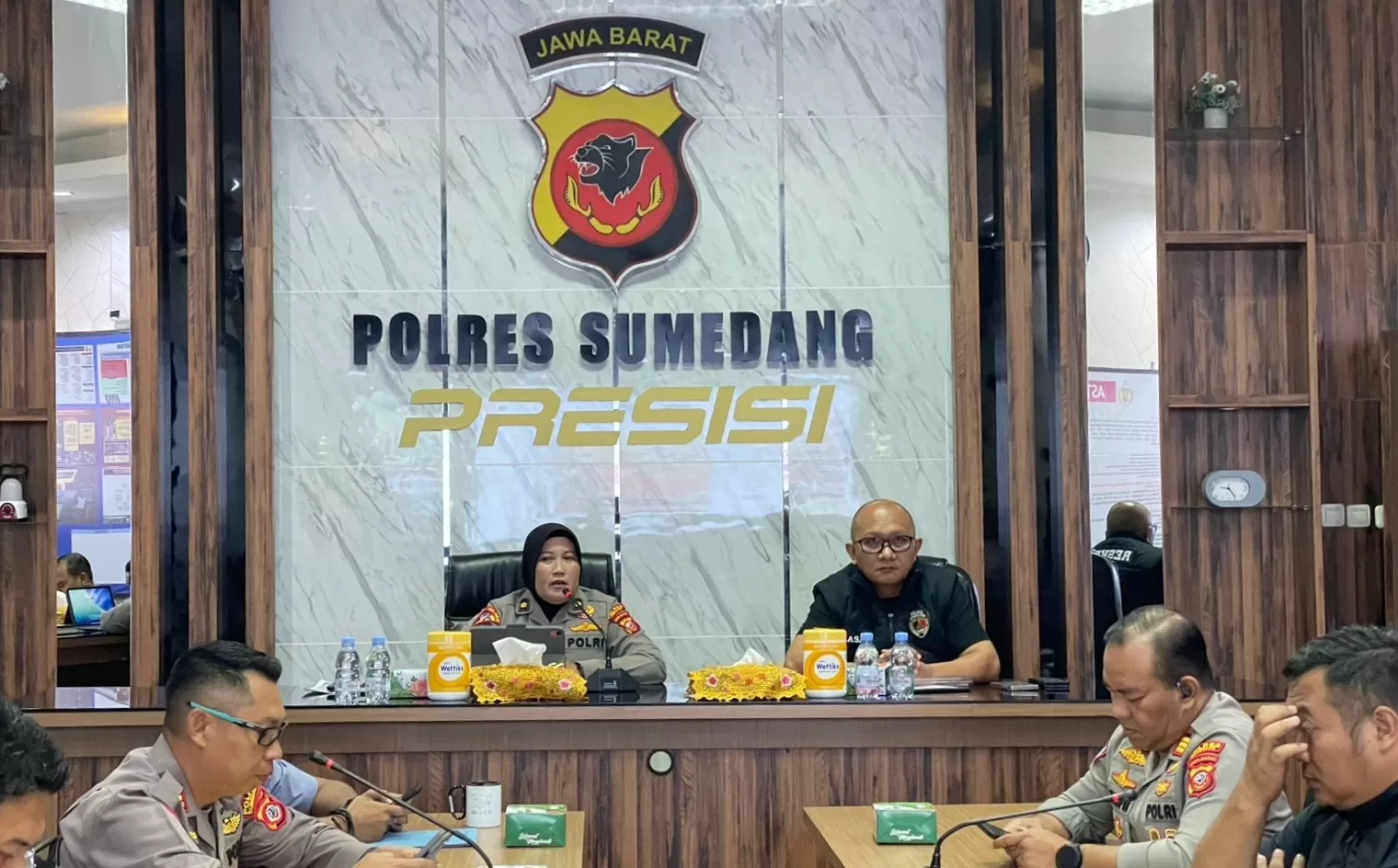 Kabag Ops Polres Sumedang KOMPOL Laksana Wijayanti (kiri) bersama Kasat Reskrim Polres Sumedang AKP Tanwin Nopiansah (Foto : Istimewa) 