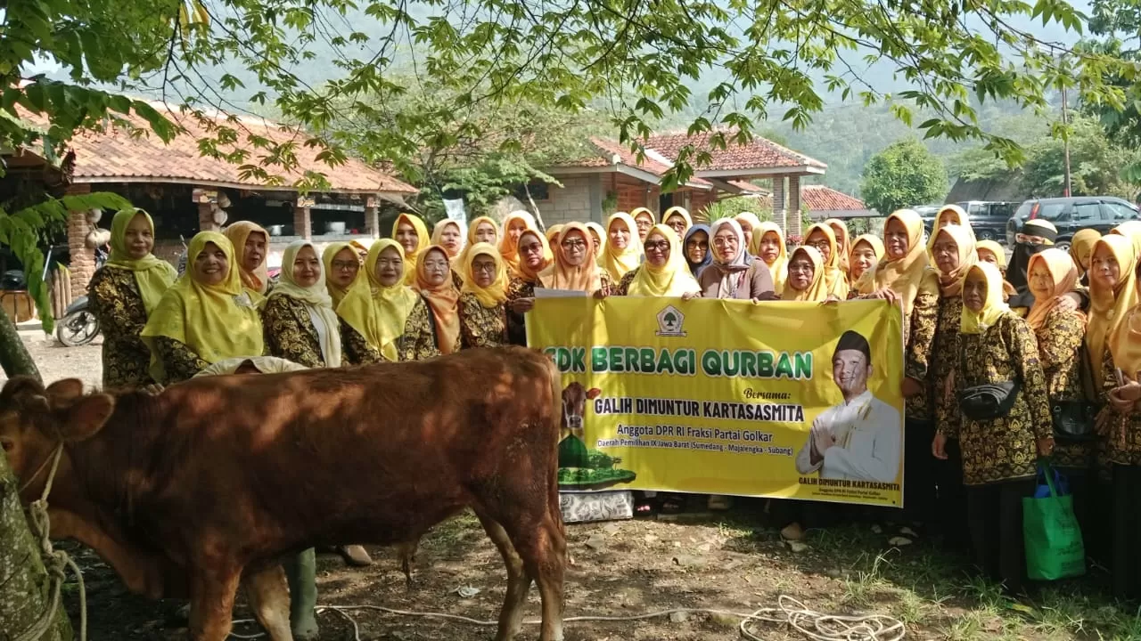 Para penerima manfaat foto bersama didepan sapi kurban yang dibagikan Anggota DPR RI Galih Dimuntur Kartasasmita. (Foto : Istimewa)