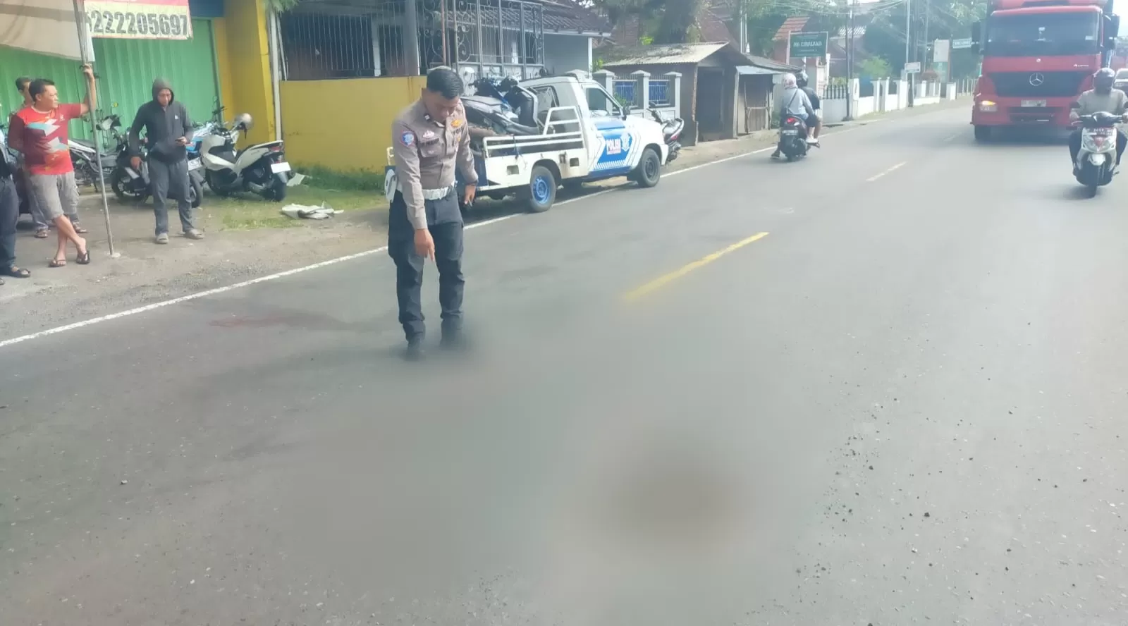 Anggota Kepolisian saat di TKP Kecelakaan di Jalan Raya Bandung-Cirebon, tepatnya di depan salah satu bengkel di wilayah Dusun Margamulya RT 01 RW 01, Desa Cimalaka, Kecamatan Cimalaka (Foto : Istimewa) 