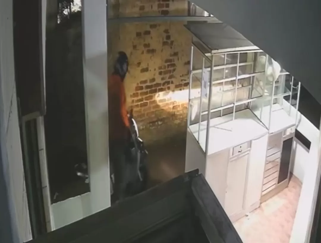 CCTV rekam pelaku berjaket oranye saat melindas korban di gang sempit di Gang Mawar Jatinangor