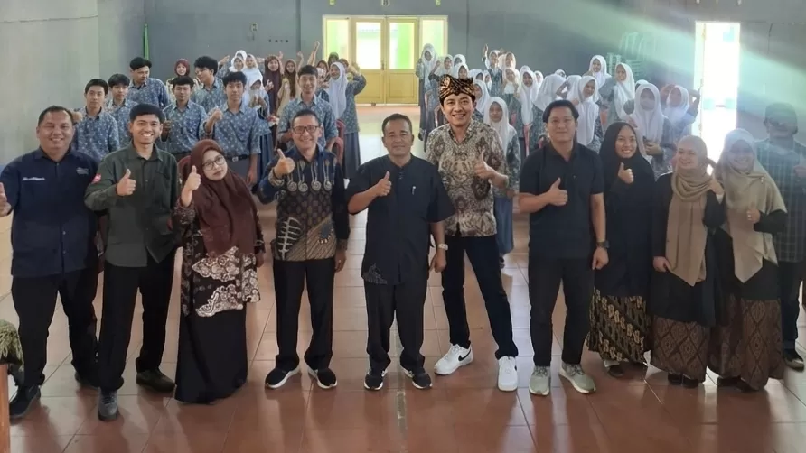 Tim Tahu Ekspres foto bersama dengan jajaran pengurus MAN 1 Sumedang dan peserta pelatihan jurnalistik. (Foto : Istimewa)