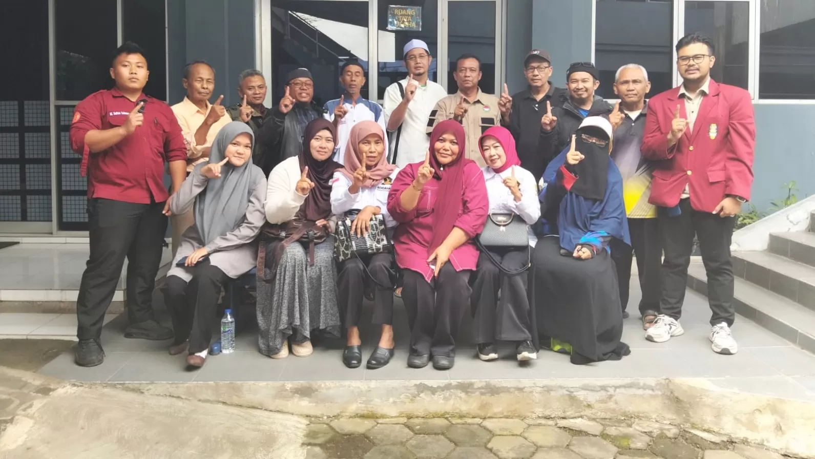 Perwakilan tokoh masyarakat dan ormas foto bersama setelah rapat pembahasan mengenai audiensi perkara LGBT ke DPRD Sumedang. (Foto : Istimewa)