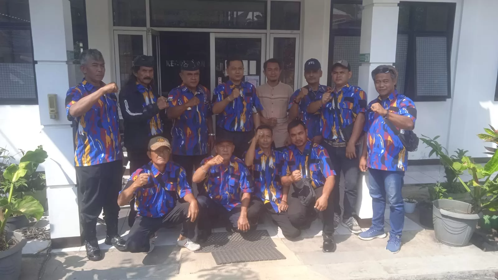 Pengurus dan anggota DPD LSM Laskar NKRI usai aksi donor darah di Kantor Kecamatan Paseh Sumedang Jabar, Jum'at (26/6/2026). (FOTO: istimewa)