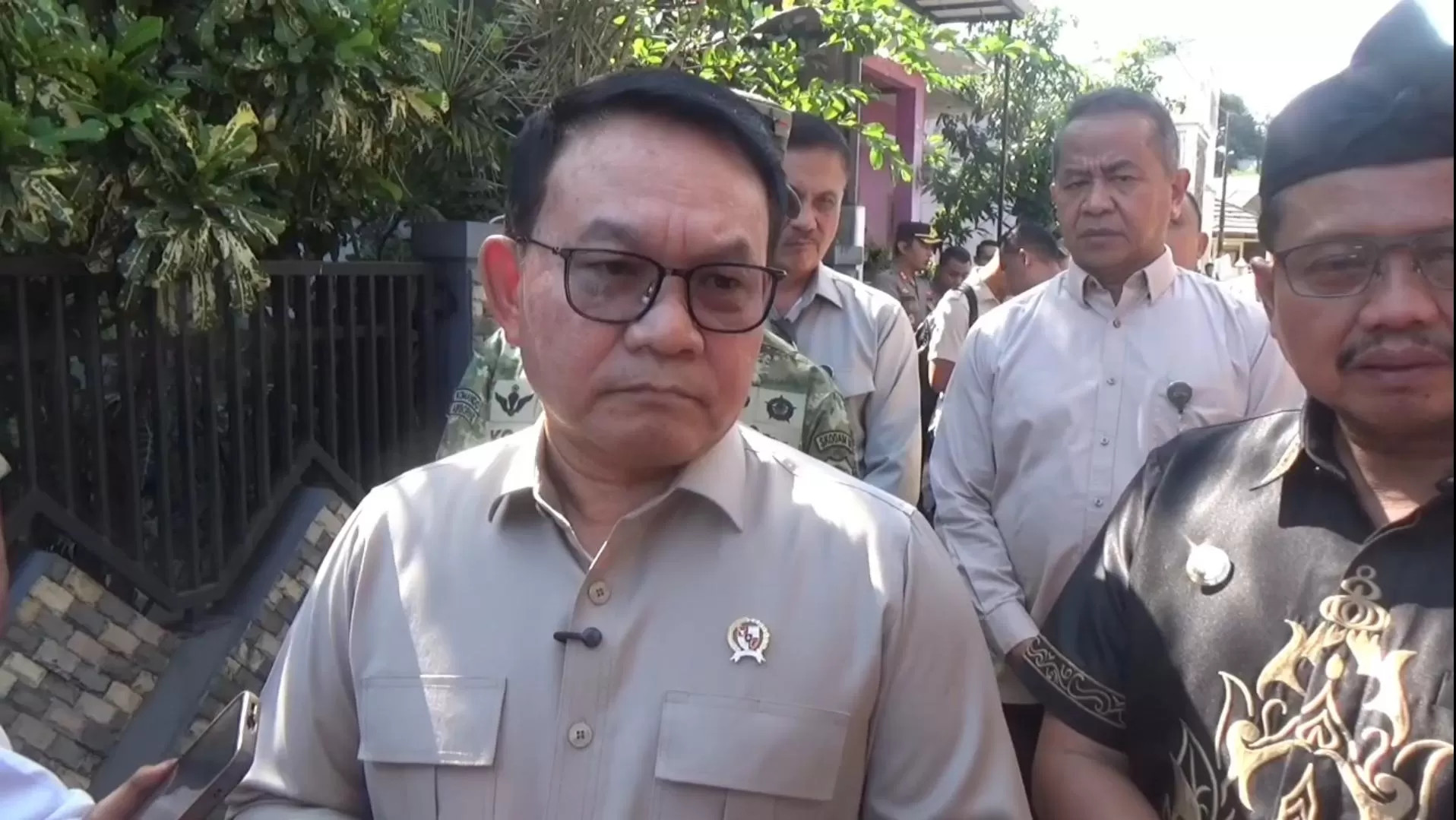 KSP Dudung Abdurachman Didampingi Bupati Sumedang Dony Ahmad Munir Saat Melayat ke Rumah Duka Peserta Latsarmil SPPI Asal Sumedang, Selasa (30/6/2026)