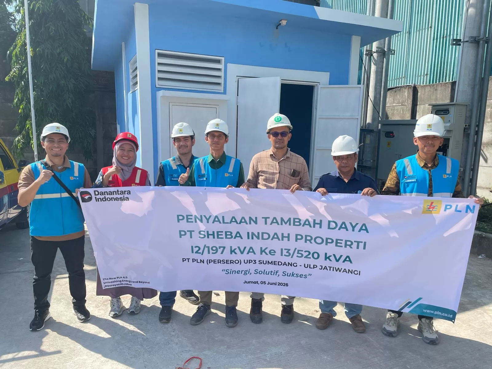 Petugas PLN UP3 Sumedang saat melakukan penambahan daya di PT Sheba indah properti Majalangka Jabar, Selasa (30/6/2026). (FOTO: dok PLN)
