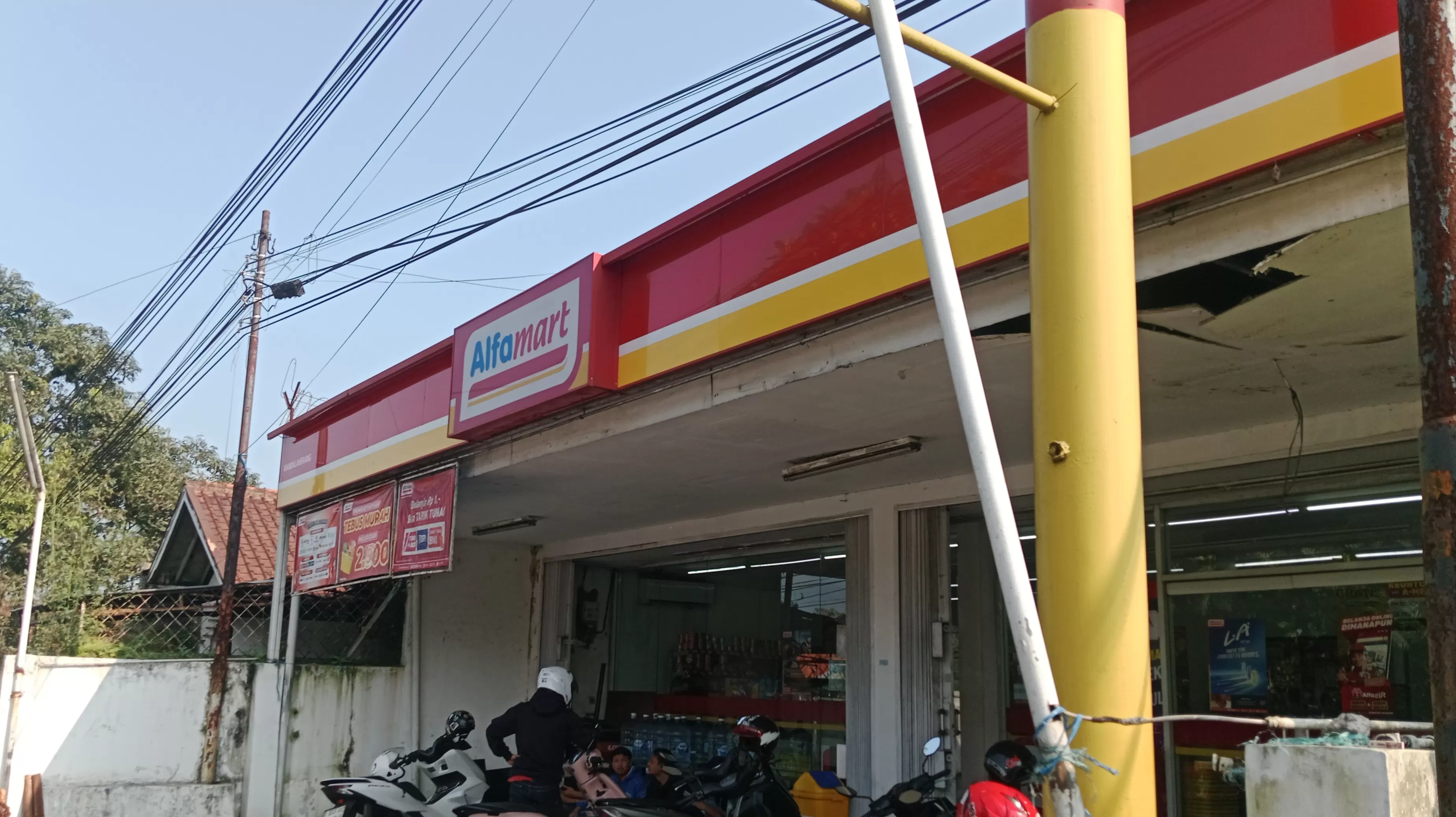 Tampak Depan Bangunan Mini Market Alfamart Mandalaherang Cimalaka TKP Dugaan Upaya Perampokan (Foto : Istimewa) 