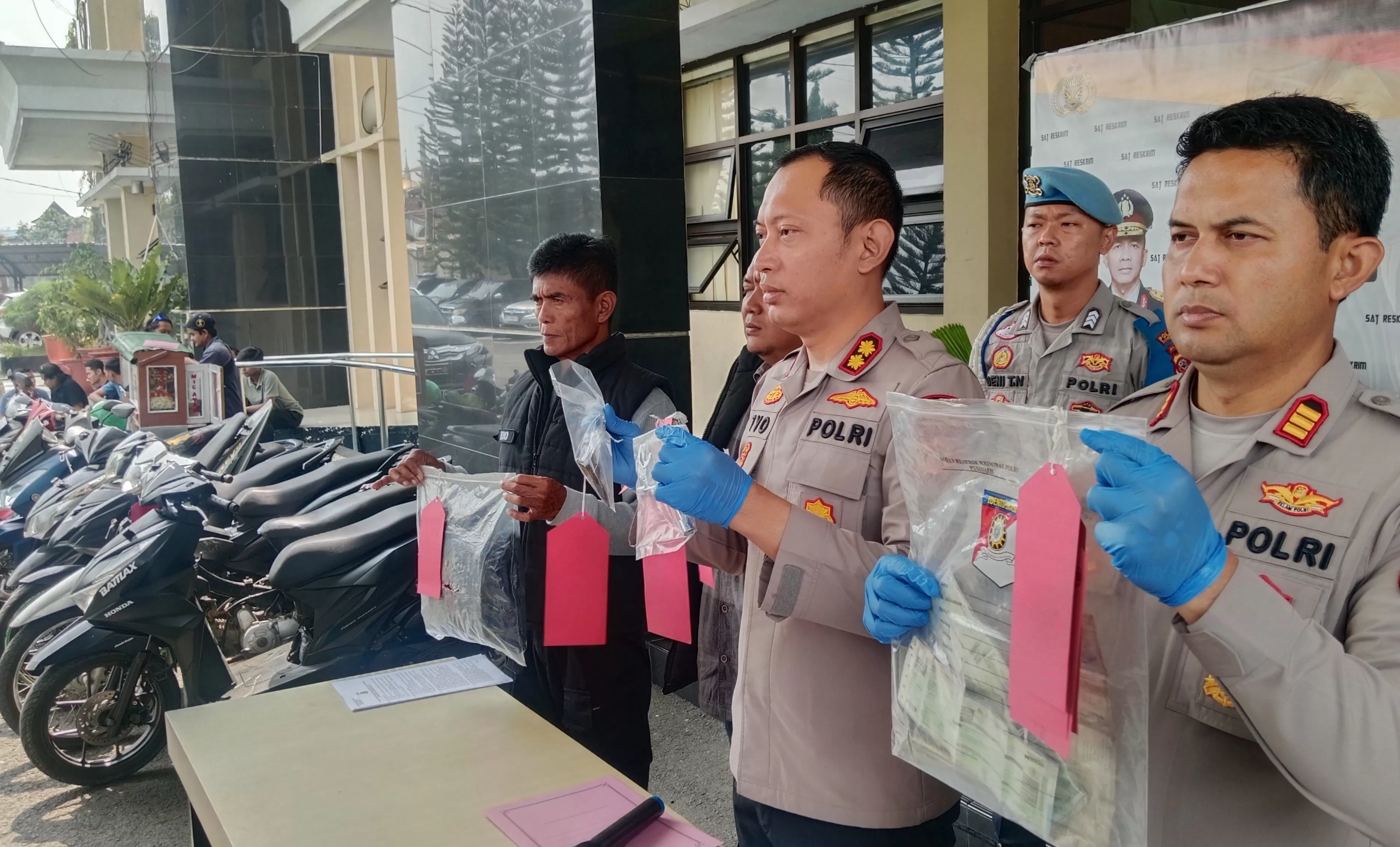 Barang Bukti dari Hasil Operasi Jaran Lodaya 2026 yang Ditunjukkan Oleh Kapolres Sumedang Beserta Jajaran, di Halaman Mako Polres Sumedang (Foto : Istimewa) 