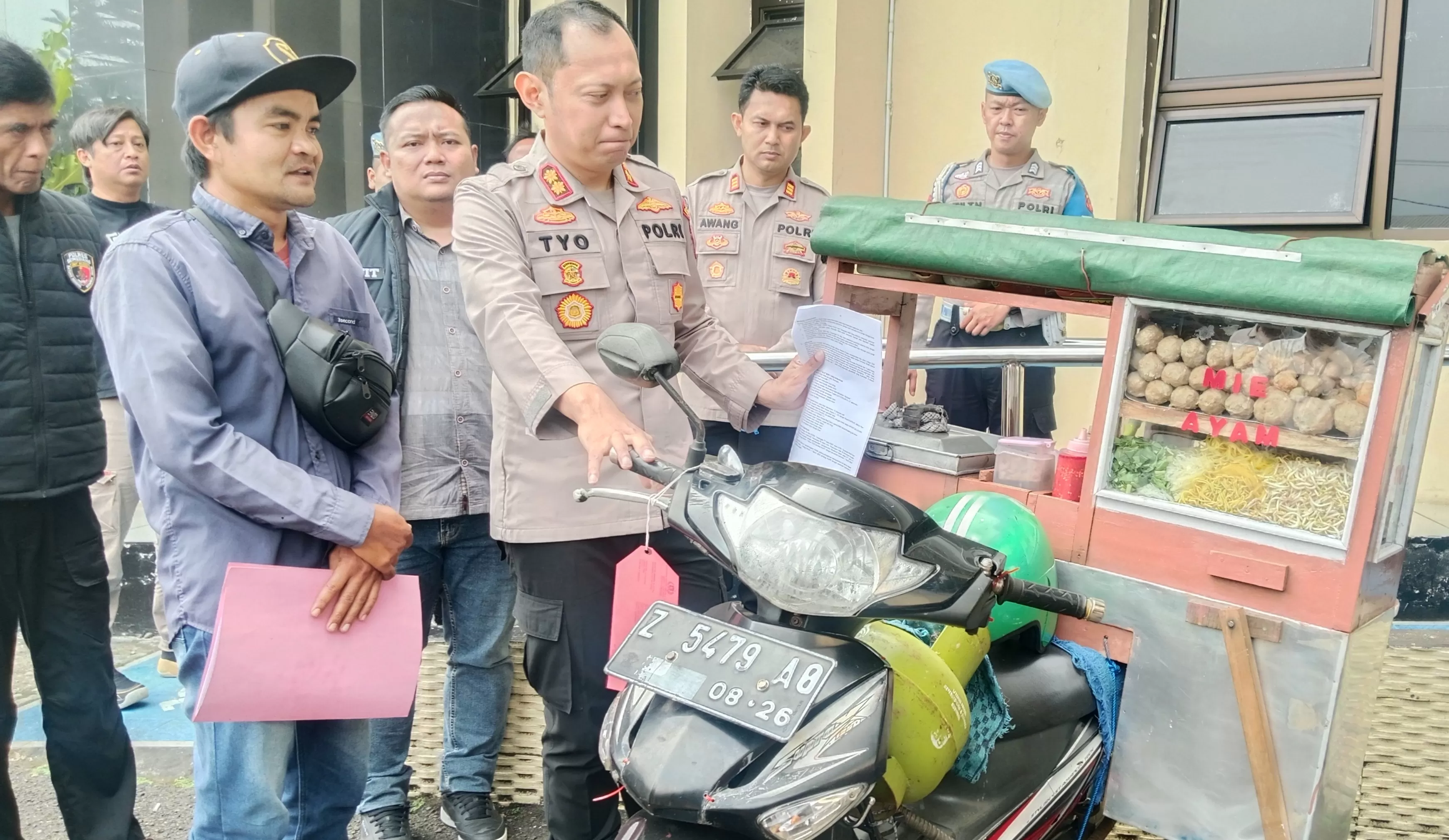 Kapolres Sumedang AKBP Sandityo Mahardika (tengah) dan Korban Curanmor Aep Jaenudin (kiri) saat Pengembalian Barang Bukti Berupa Motor  Gerobak Bakso Keliling Milik Korban (Foto : Istimewa) 