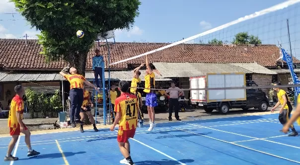 Potret pertandingan voly di ajang Kapolres Cup, Senin (08/06) Siang. (Foto: Dedis) 