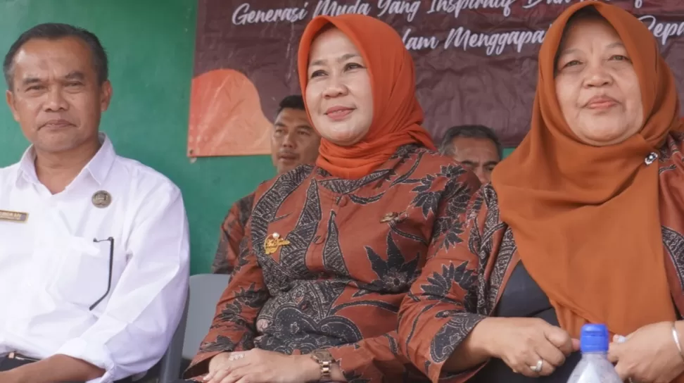 Kepala sekolah SMP Negeri 3 Cimalaka, Ani Kartika (tengah) disela acara perpisahan sekolah, Rabu (10/06). (Foto : Dedis) 