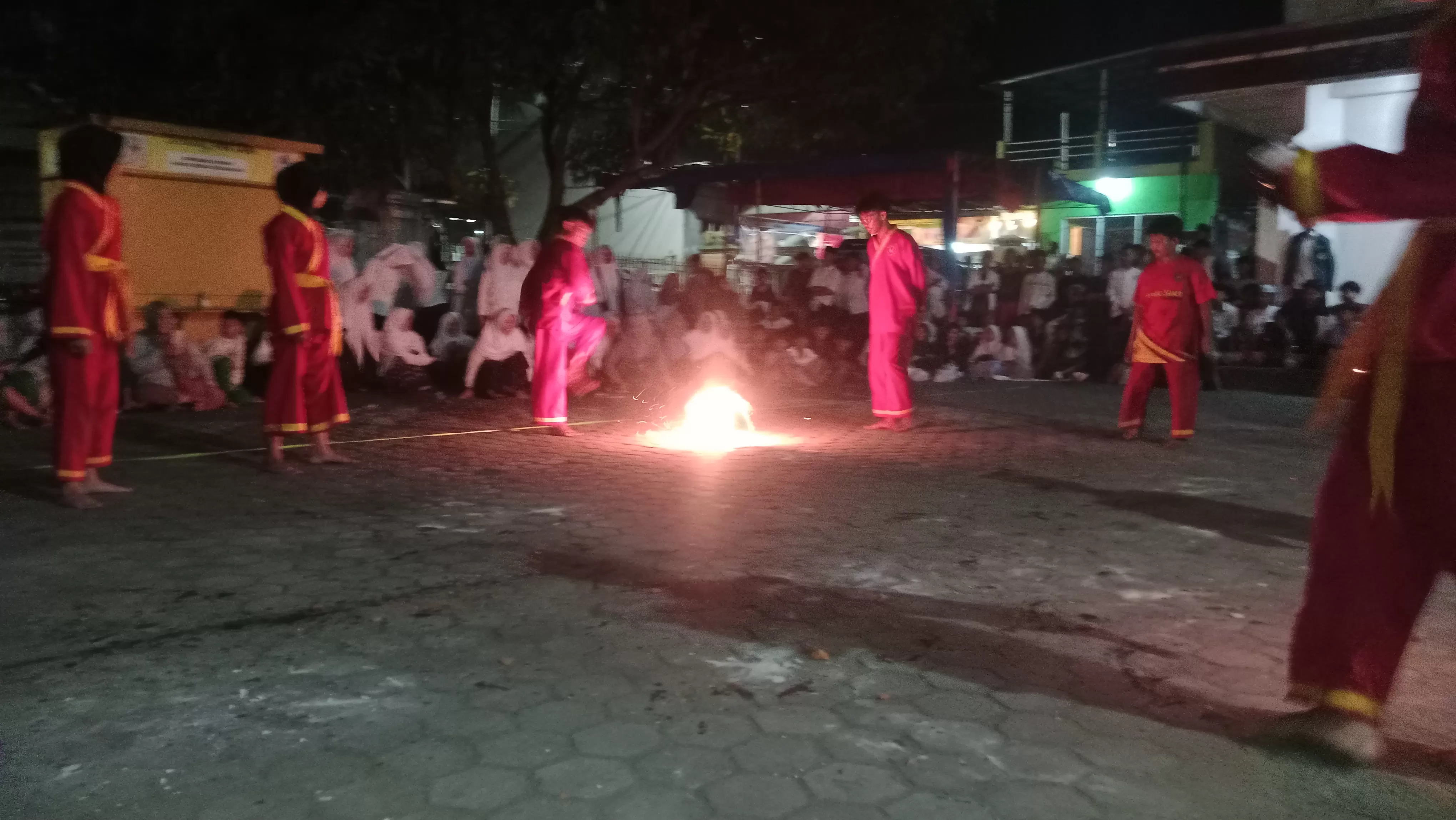 Para Siswa Tapak Suci Sumedang saat Memainkan Atraksi Sepak Bola Api di Halaman Masjid Besar Cimalaka (Foto : Istimewa) 