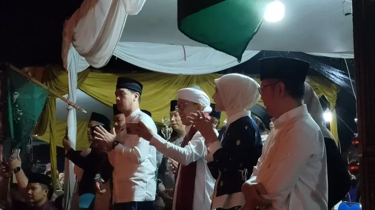 Wakil Bupati M Fajar Aldila, Ketua NU dan Panitia lainya saat menyaksikan pawai obor di alun-alun Tanjungsari, (foto: dedis) 
