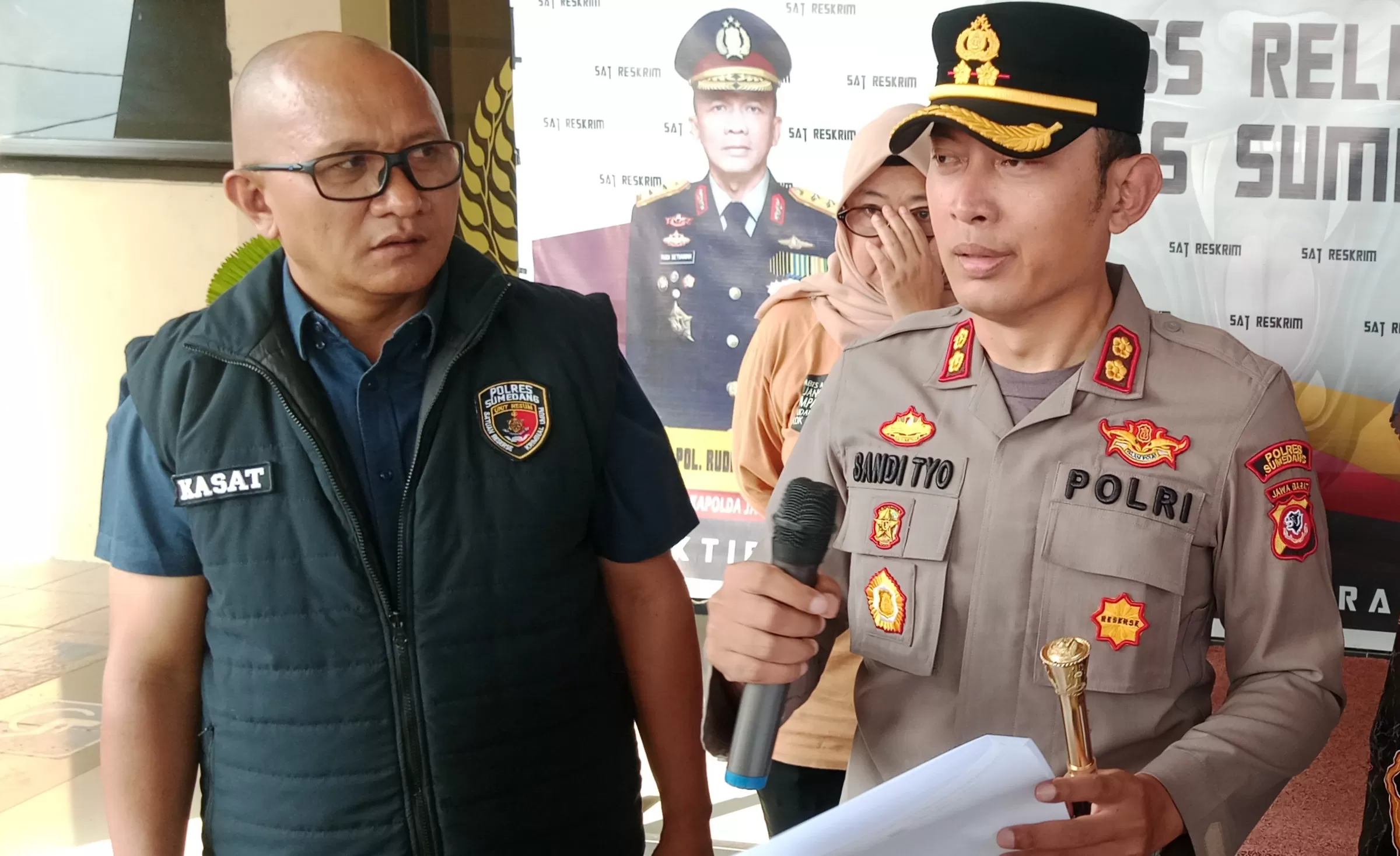 Kapolres Sumedang, AKBP Sandityo Mahardika saat Press Release Ungkap Kasus Penyiraman Air Aki Kepada Dua Bocah di Rancakalong (Foto : Istimewa) 