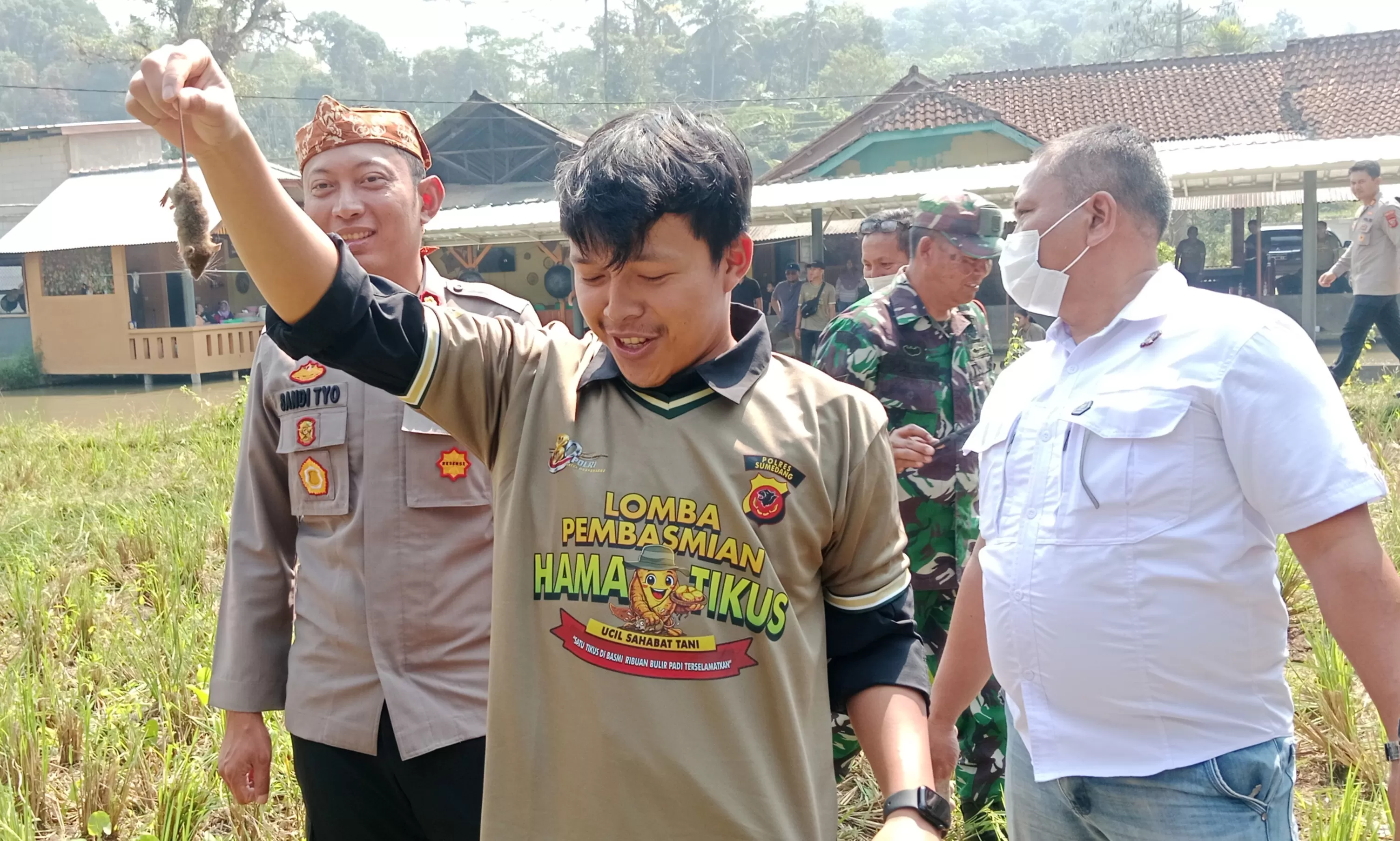 Kapolres Sumedang, AKBP Sandityo Mahardika (kiri) Bersama Petani Memburu Tikus di Sawah (Foto : Istimewa) 