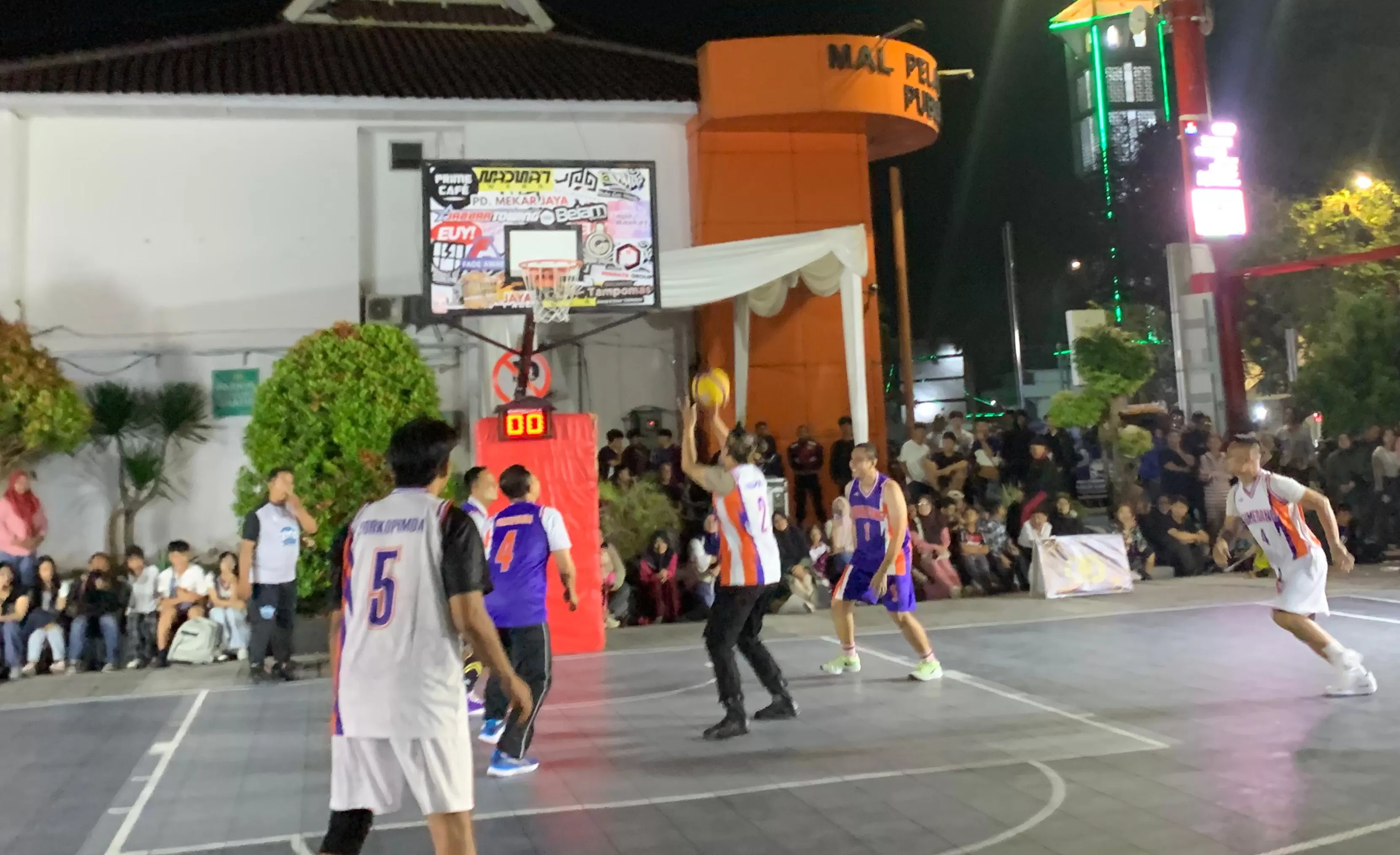 Detik-detik Kapolres Sumedang, AKBP Sandityo Mahardika Cetak Poin di Partai Hiburan Basket 3X3 (Foto : Istimewa) 