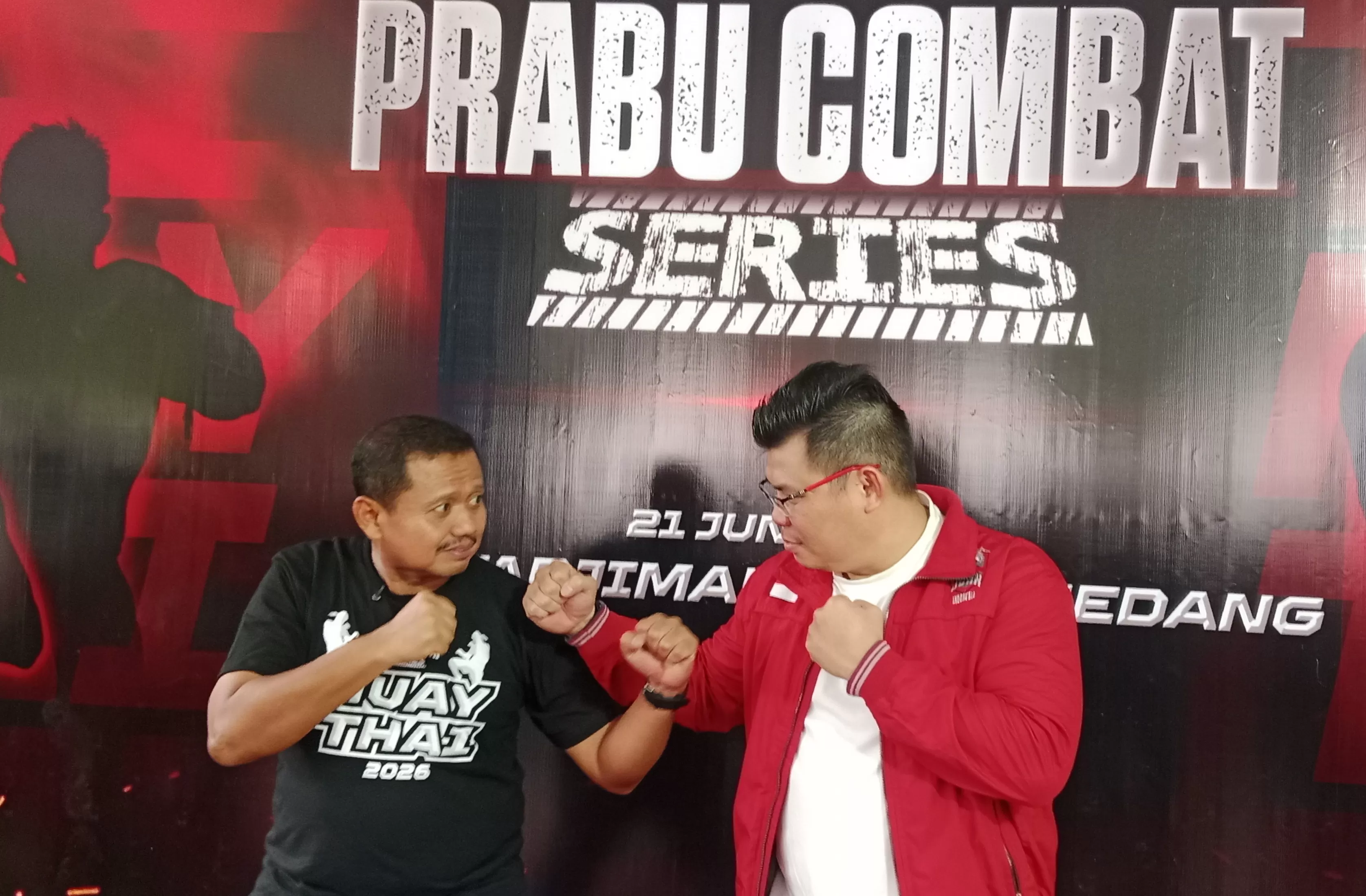 Pose Tinju Bupati Sumedang Dony Ahmad Munir (kiri) Bersama Legenda Tinju Chris John di Prabu Combat Series 2026 (Foto : Istimewa) 