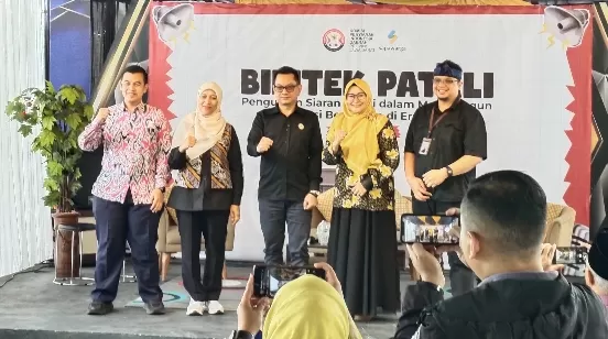 Foto bersama Ketua KPID Jabar, pada Bimtek PATALI. Kamis (25/06). (Foto: Dedis) 
