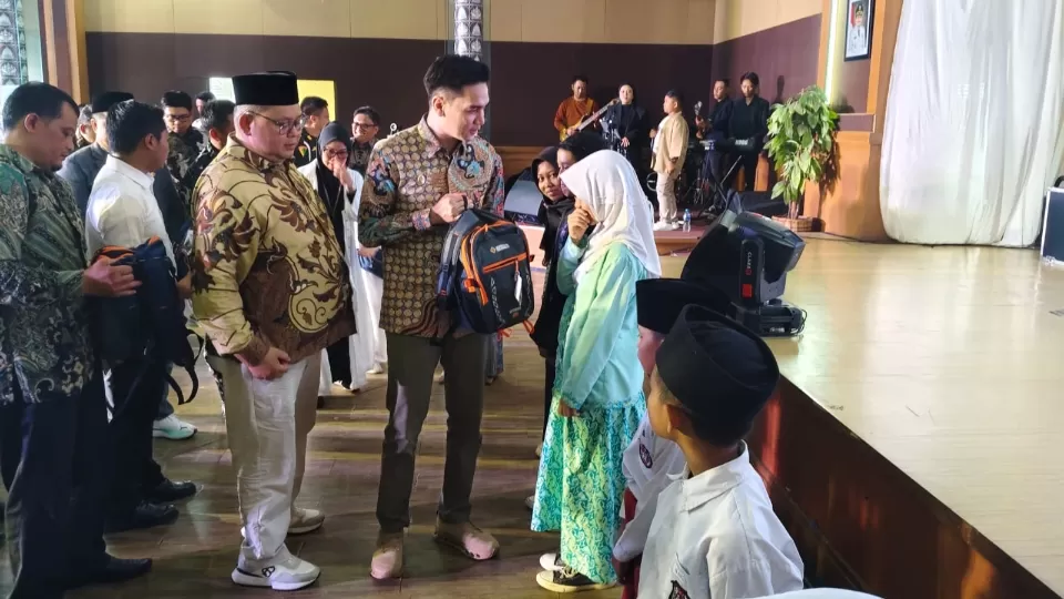FOTO: Wakil Bupati Sumedang M. Fajar Aldila didampingi Ketua BAZNAS Ayi Subhan Hafas menyerahkan paket perlengkapan sekolah kepada 250 anak yatim di Aula Tampomas, Kamis (25/6/2026).(ist) 
