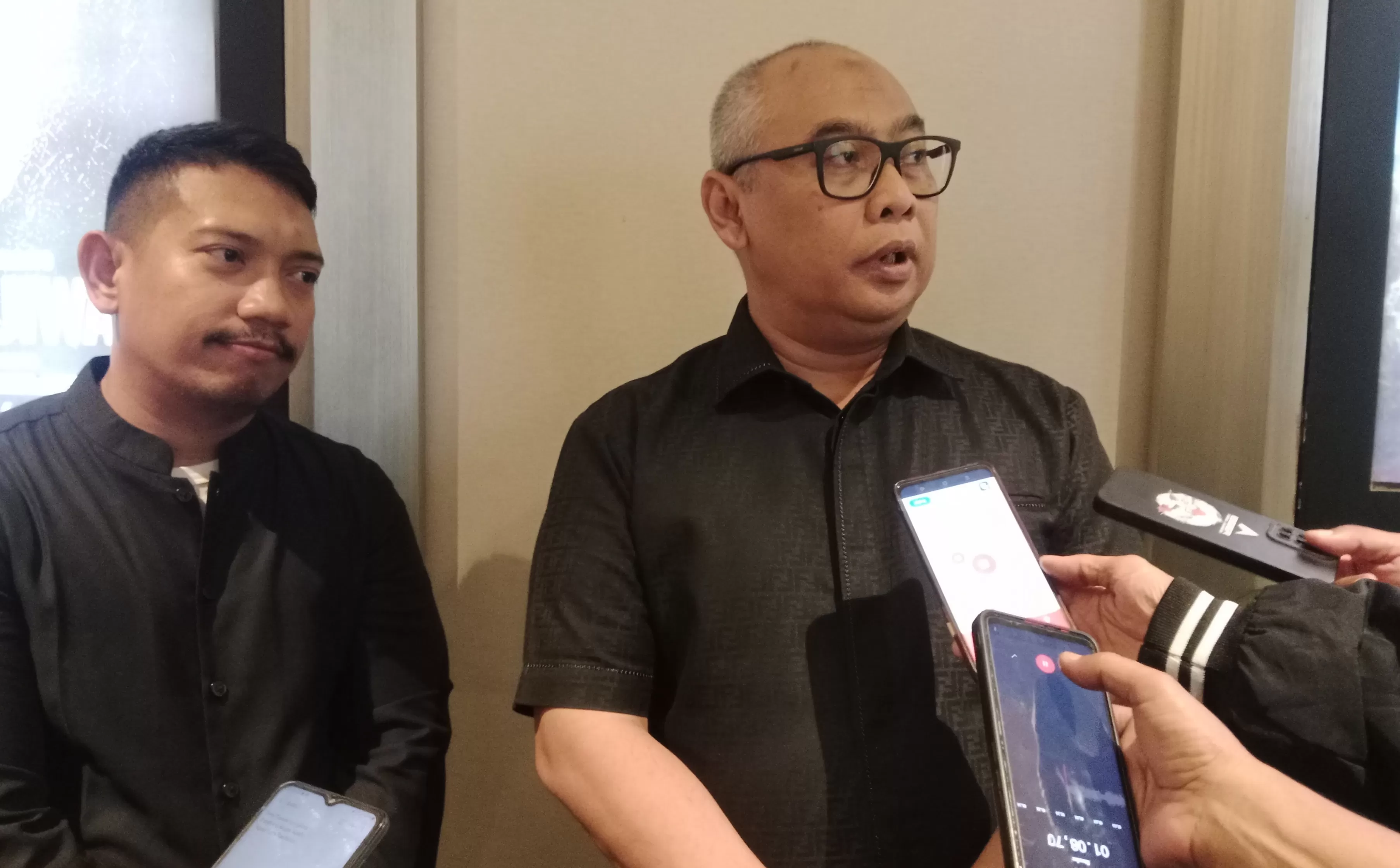 Kepala BPN Sumedang, Tonni Seto Soekemi (kanan) saat Diwawancarai Awal Media Selepas Nobar Film Tanah Sengketa (Foto : Istimewa) 