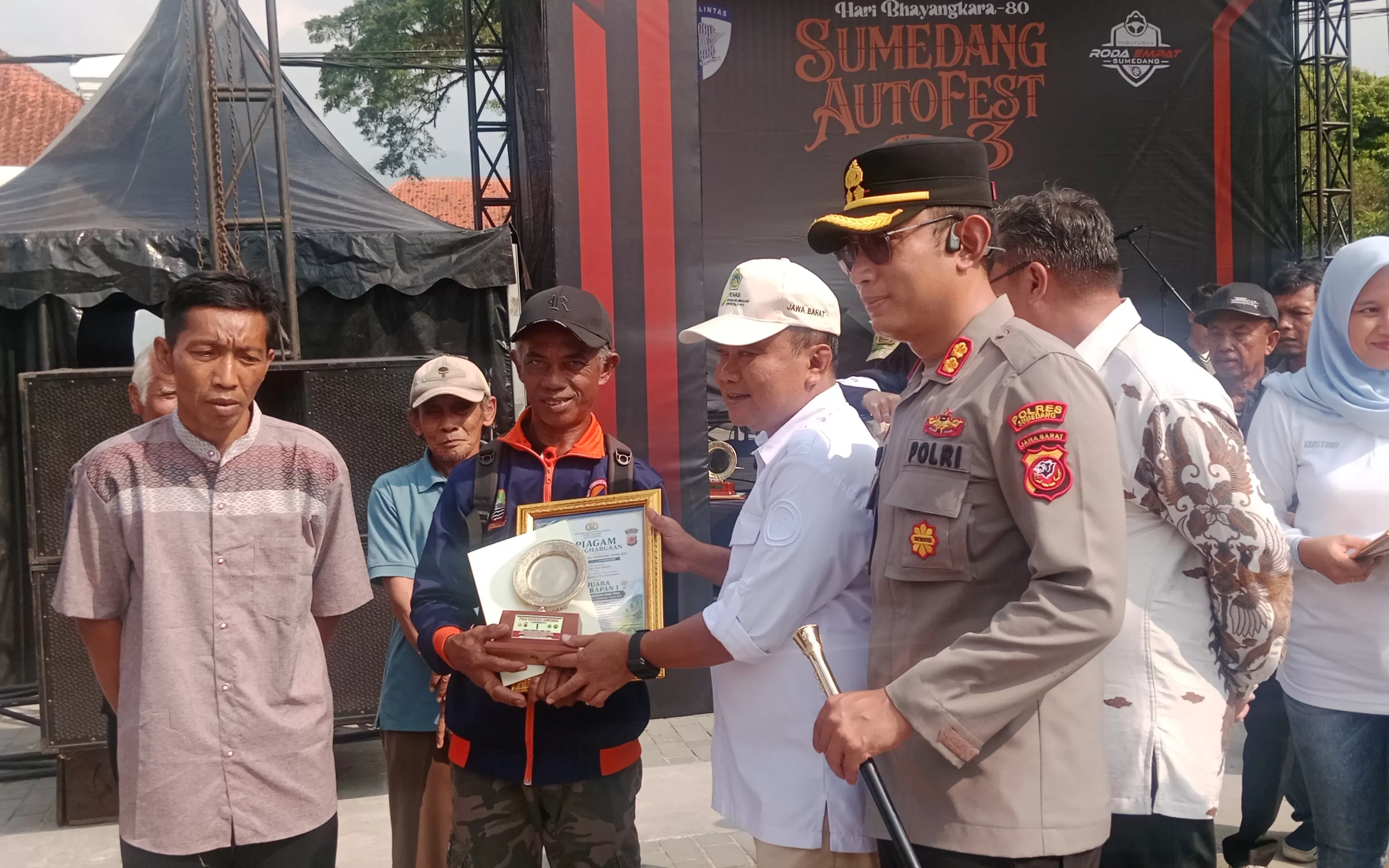 Pembagian Hadiah di Kejuaraan Kapolres Cup Pembasmian Tikus (Foto : Istimewa) 