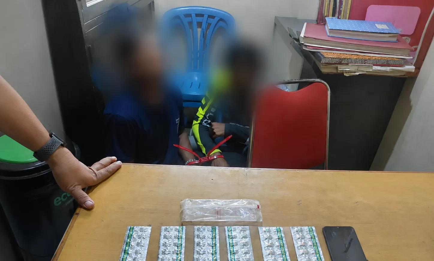 Dua Orang Diamankan di Polsek Jatinangor Saat Mengedarkan Obat Sedia Farmasi Berjenis Tramadol, Salah Satunya Relawan MBG (Foto : Istimewa) 