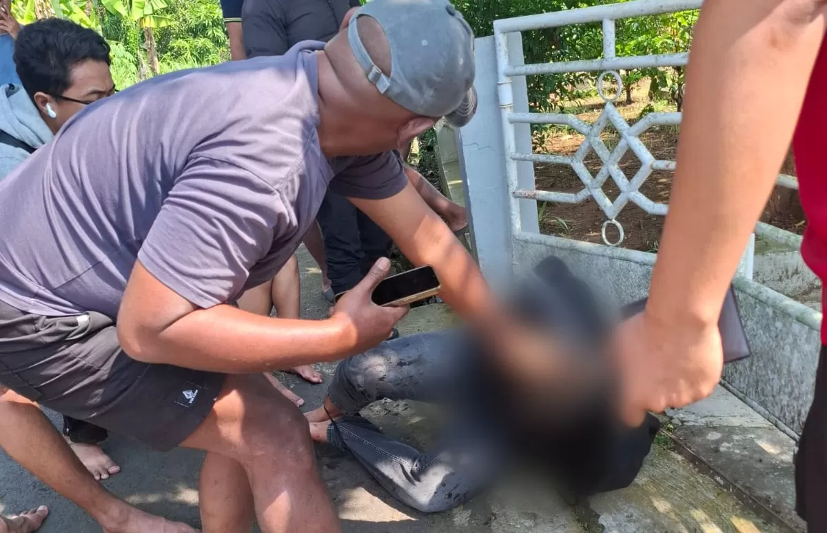 Pelaku pencurian Iphone 16 Pro Max berkedok  cash on delivery (COD) saat ditangkap warga setelah dijebak (Foto : Istimewa) 