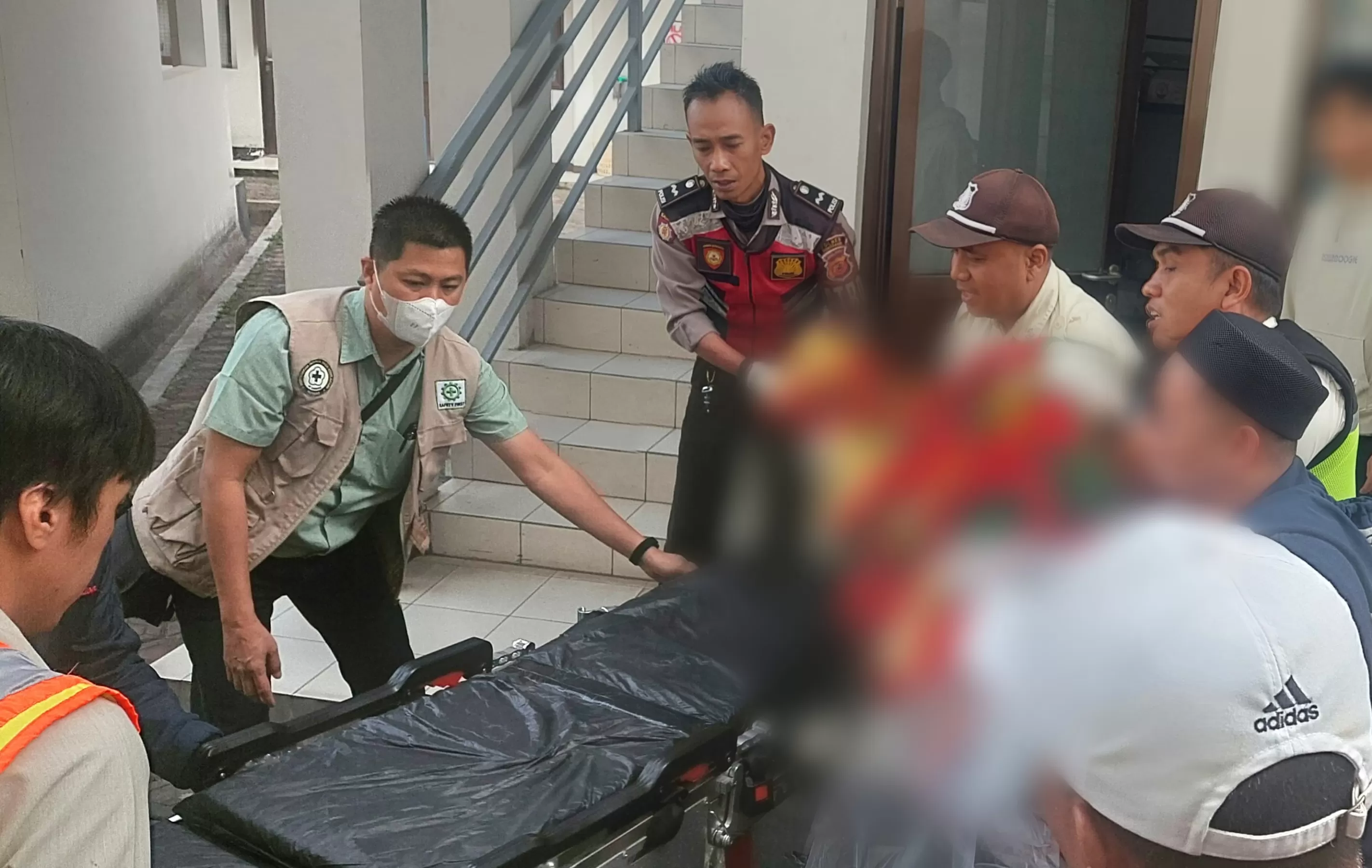Saat Evakuasi Pegawai Salah satu Pabrik di Jatinangor yang Ditemukan Meninggal di Mess (Foto : Istimewa) 