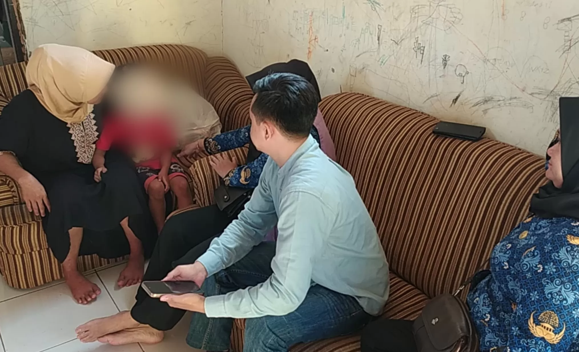 Pendampingan Psikososial Oleh DPPKBP3A Sumedang Kepada Korban Diduga Penyiraman Air Keras (Foto : Istimewa) 