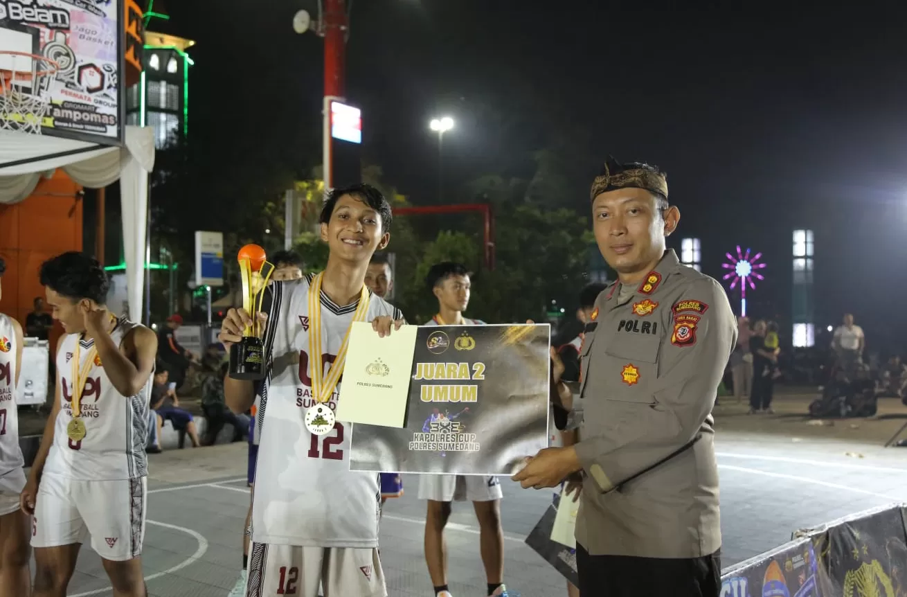 Foto Bersama Salah satu Juara di Ajang Basket 3x3 Kapolres Cup bersama Kapolres Sumedang, AKBP Sandityo Mahardika (Foto : Istimewa) 