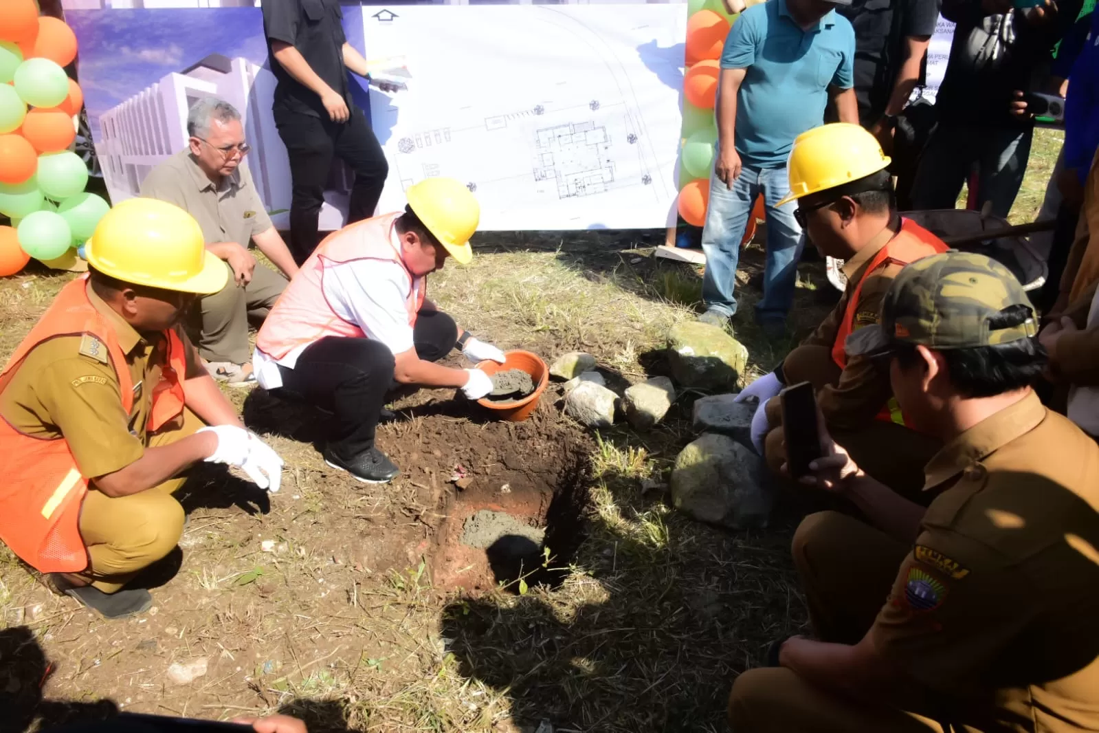 PELETAKAN BATU PERTAMA –  Bupati Sumedang H. Dony Ahmad Munir melakukan groundbreaking pembangunan Puskesmas Cimanggung di Desa Sindanggalih, Kecamatan Cimanggung, Senin (15/6/2026). (ISTIMEWA)