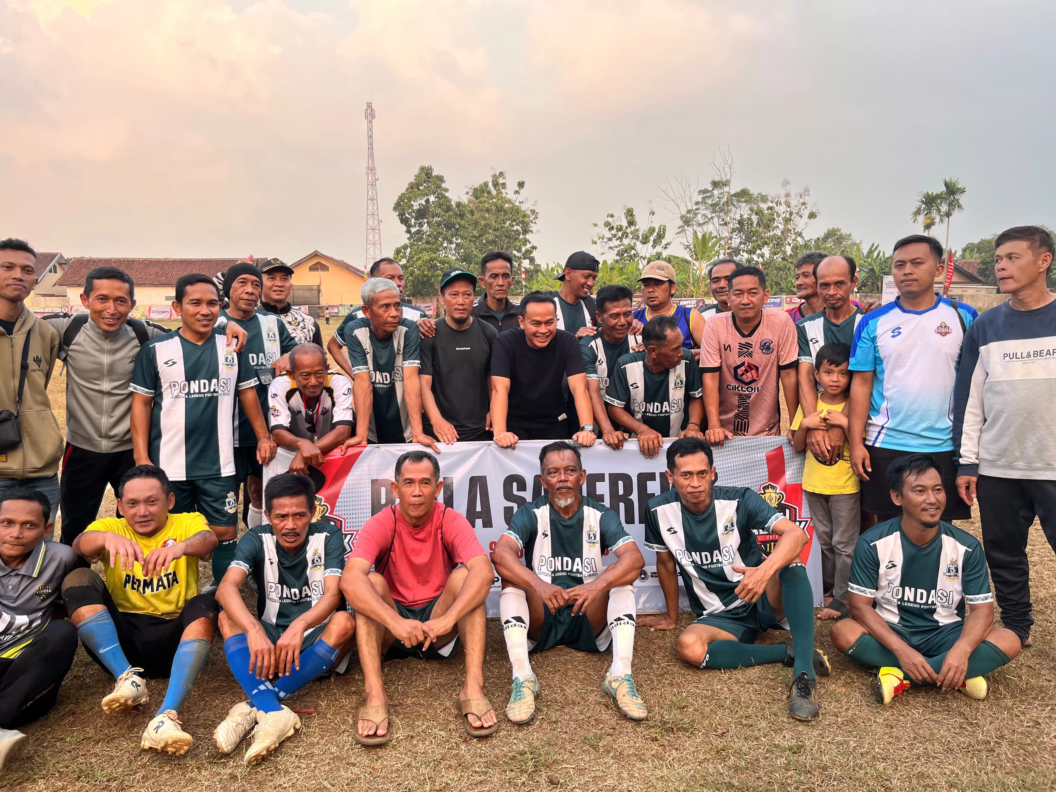 Panitia dan peserta Turnamen Piala Saderek III foto bersama. (Foto : Istimewa)