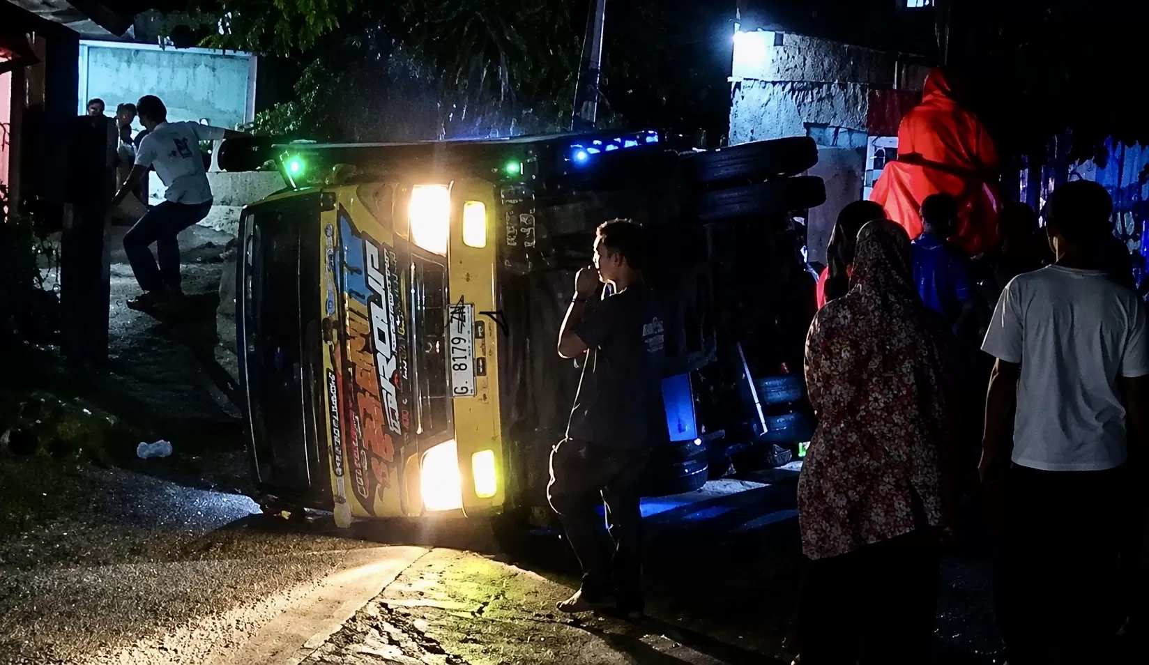 Truk bermuatan bata ringan terguling di Tanjakan Lasmini, Dusun Cimande, Desa Sindangpakuon, Kecamatan Cimanggung, Sumedang, Rabu (22/7/2026) malam.