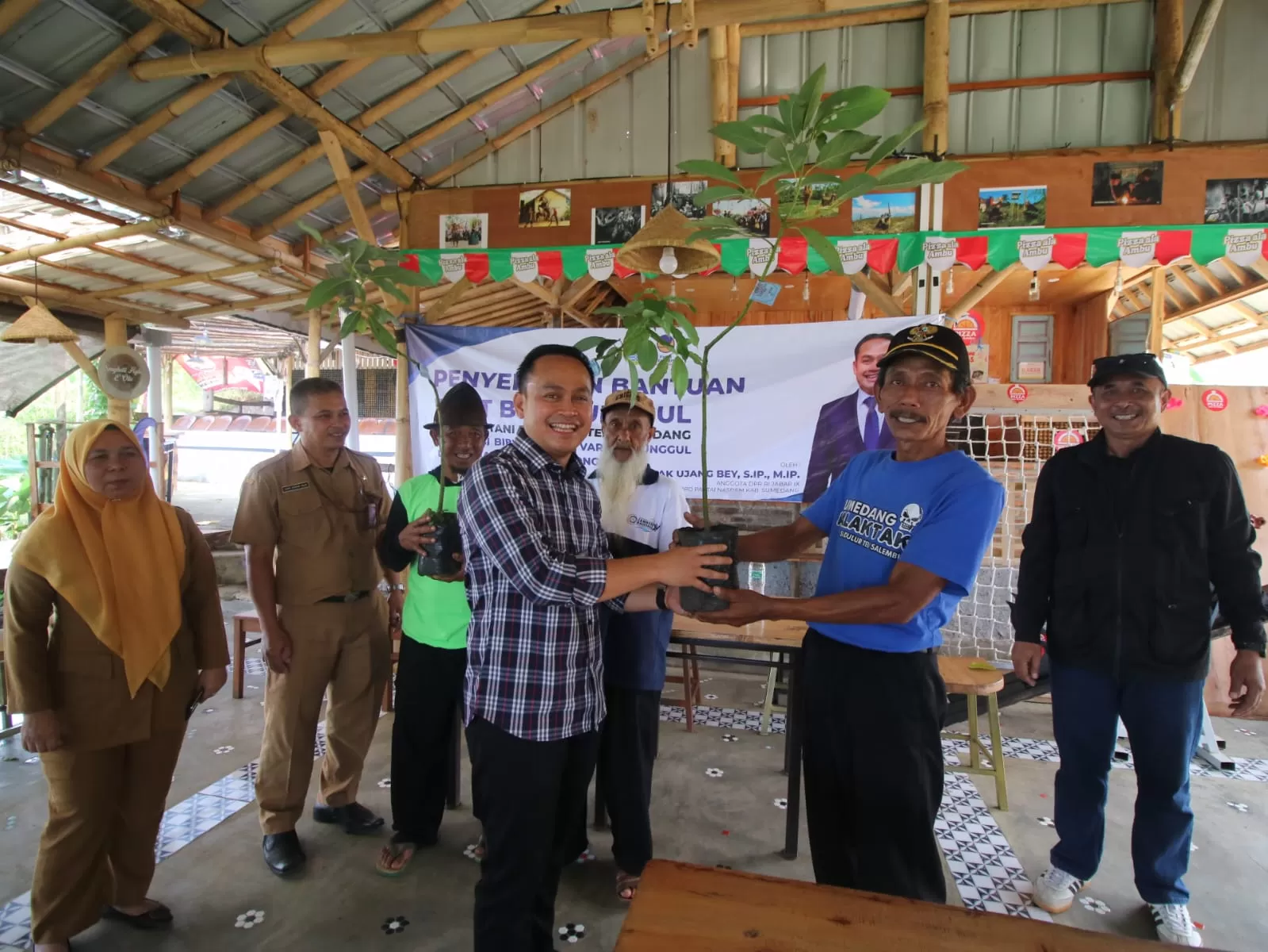Anggota DPR RI Ujang Bey saat penyerahan bibit alpukat secara simbolis ke warga kecamatan Rancakalong. (Foto : Istimewa)