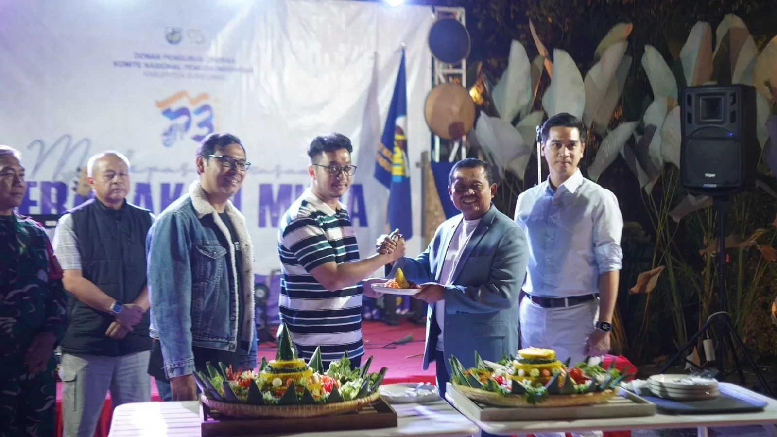 Prosesi potong tumpeng di Harlah KNPI ke-53 di Sumedang. (Foto : Istimewa)