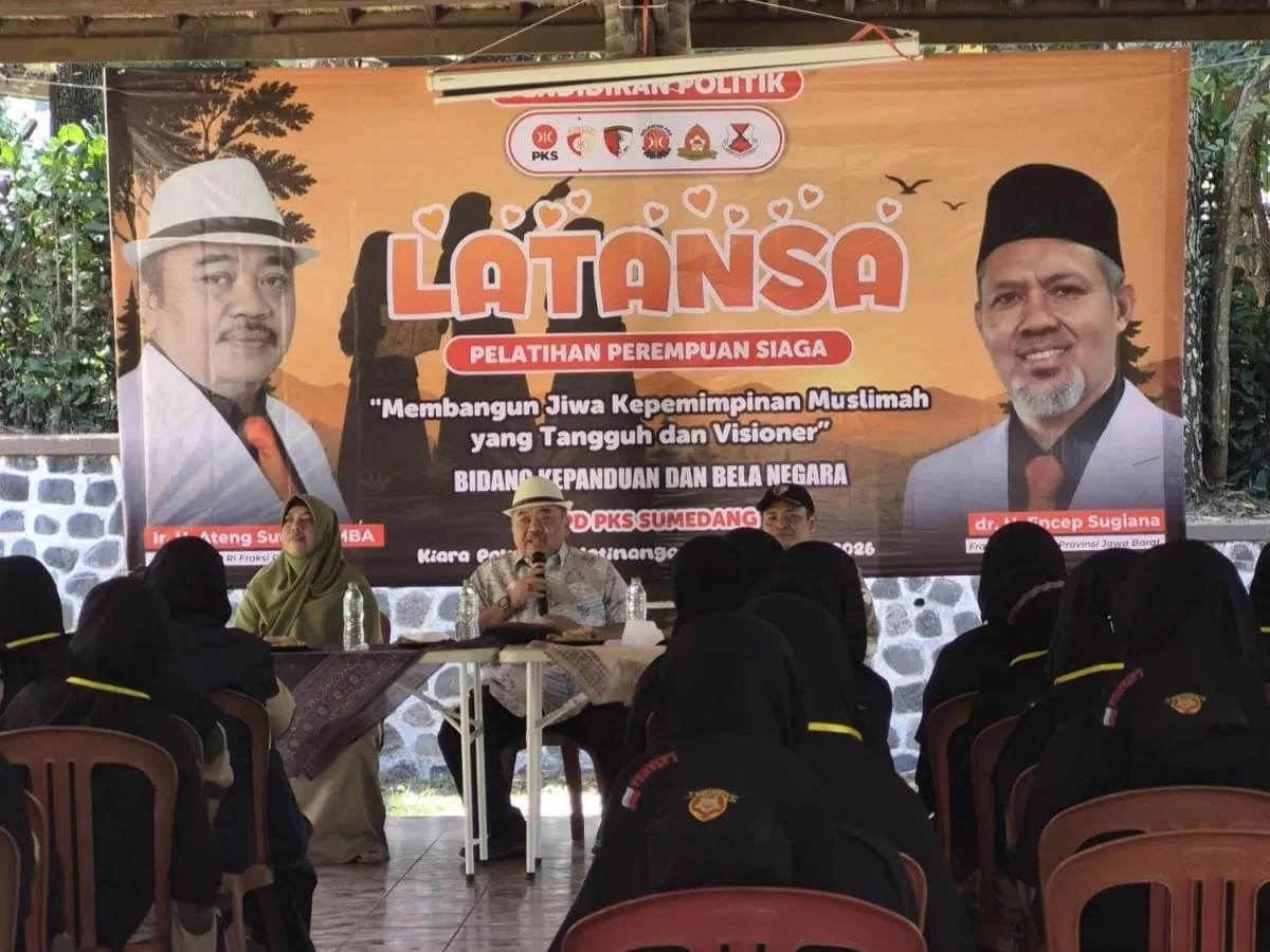 Anggota DPR RI Ateng Sutisna menjadi pembicara di acara LATANSA PKS Sumedang di Buper Kiara Payung. (Foto : Istimewa)