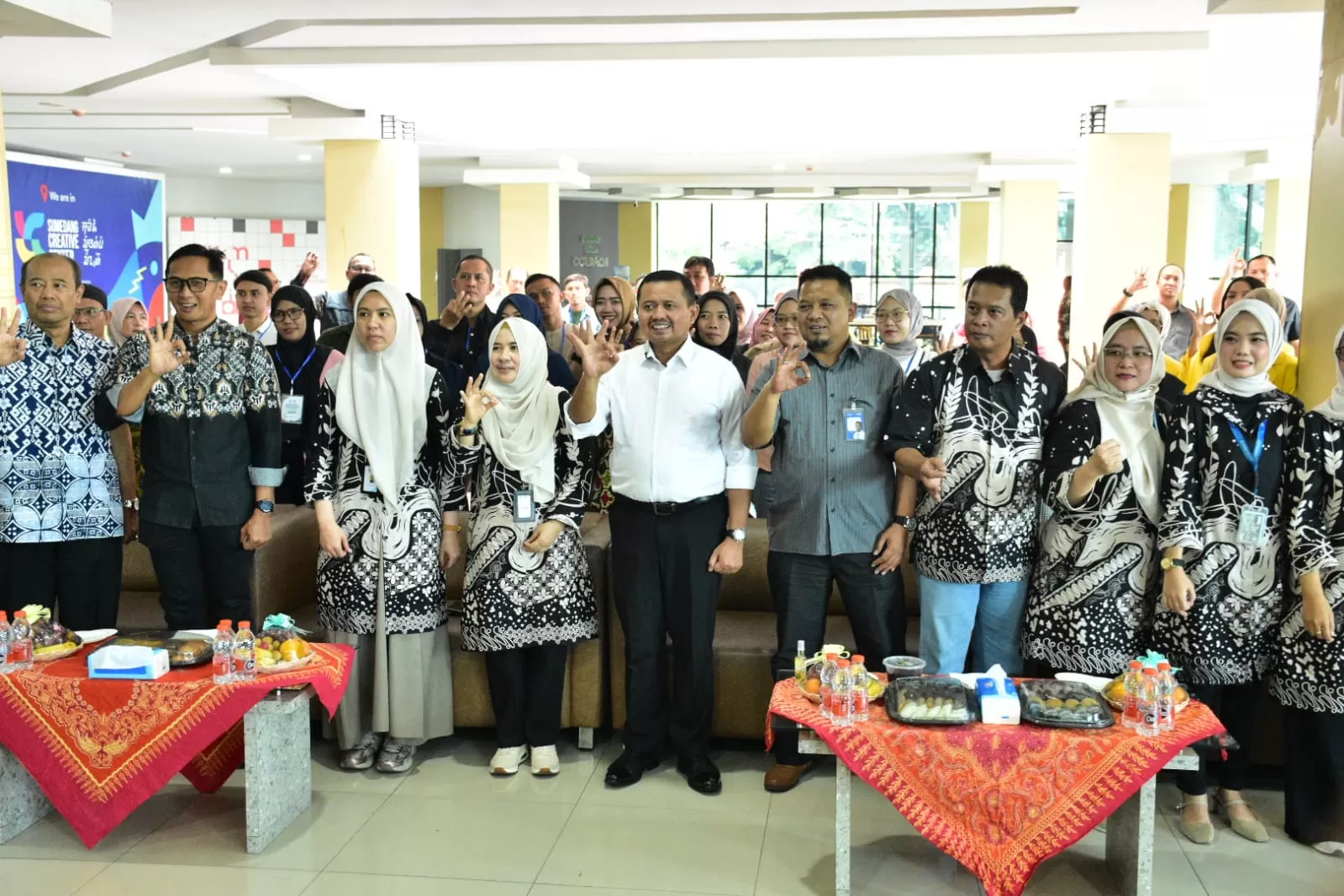 Foto bersama Bupati Sumedang Dony Ahmad Munir disela acara Penerimaan Mahasiswa KKN PNJ di GCC Sumedang, Kamis (30/07/2026). (Foto:Istimewa) 
