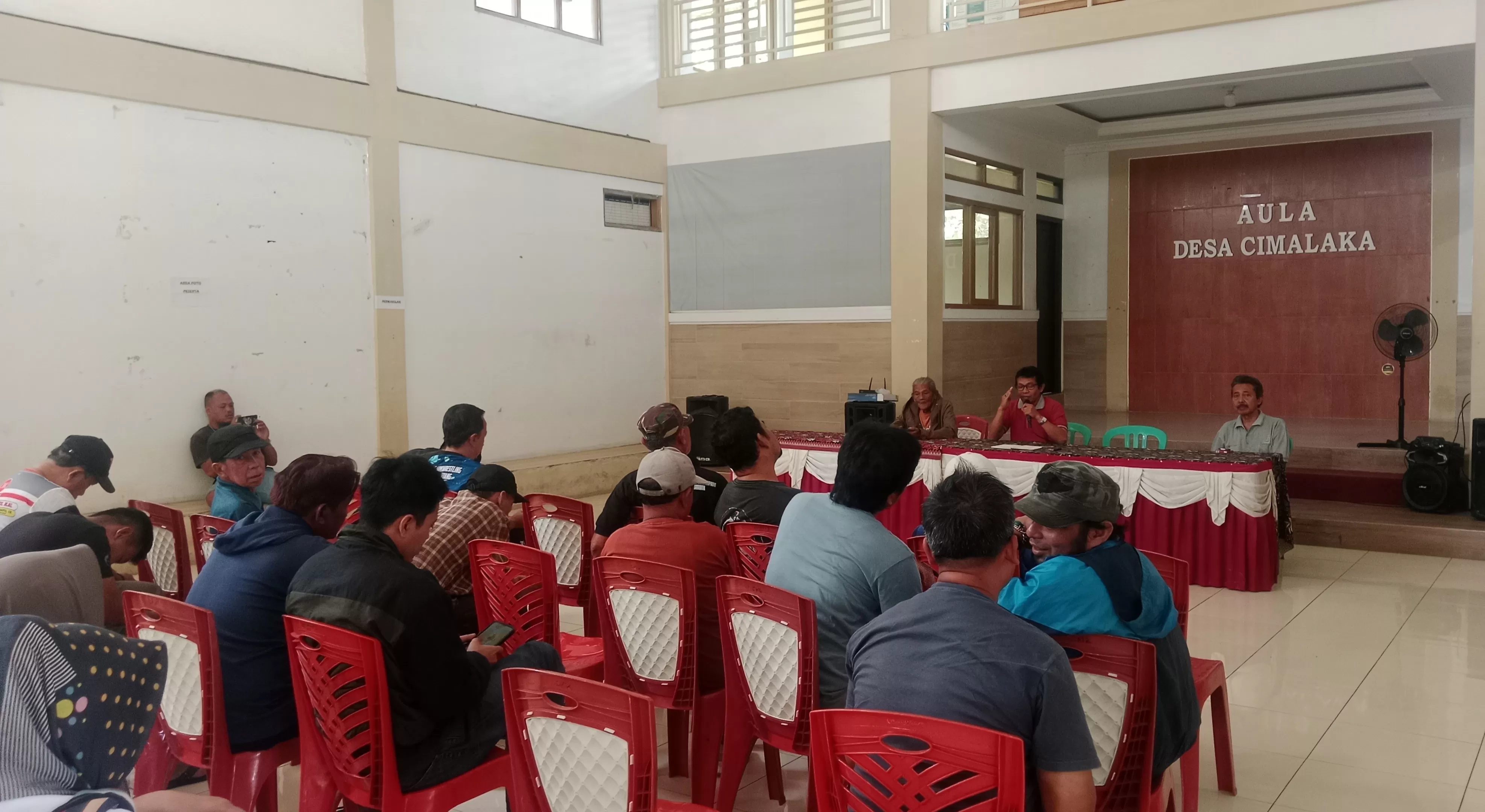 Warga Pasar Cimalaka saat Mendatangi Desa Cimalaka (Foto : Istimewa) 